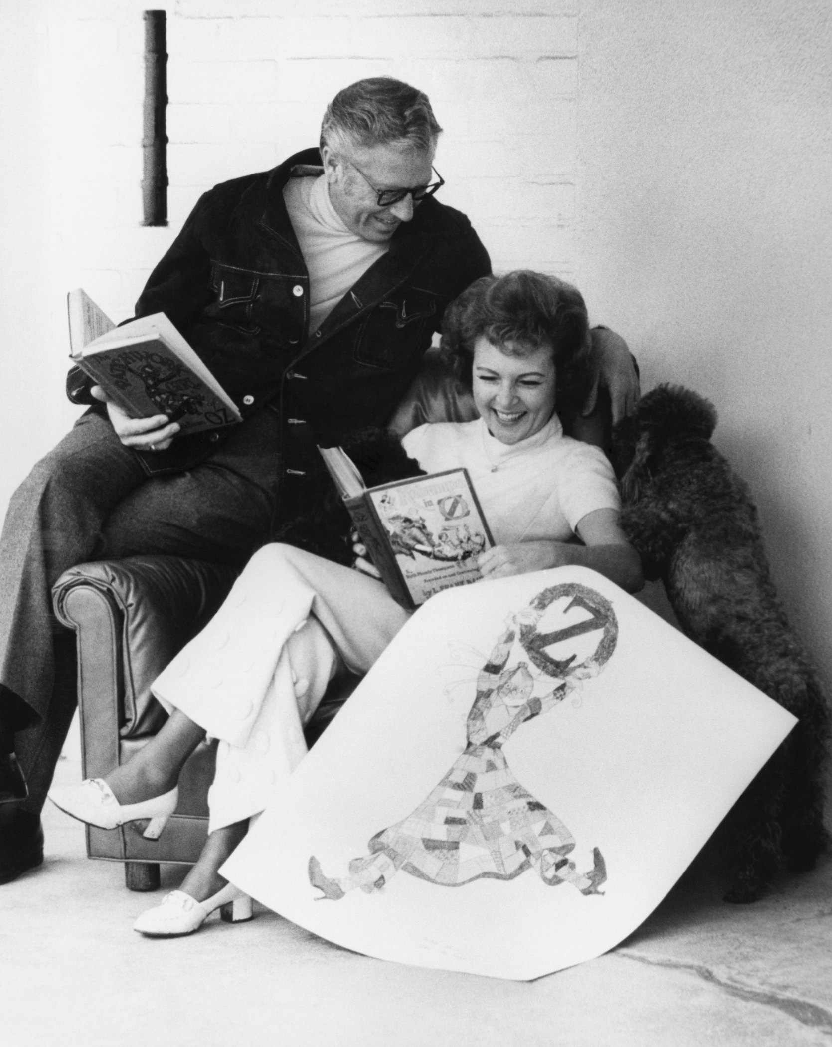 Betty White children? She had stepchildren from Allen Ludden. Here is Allen Ludden sitting on a chair with Betty White. They're both reading books and laughing.
