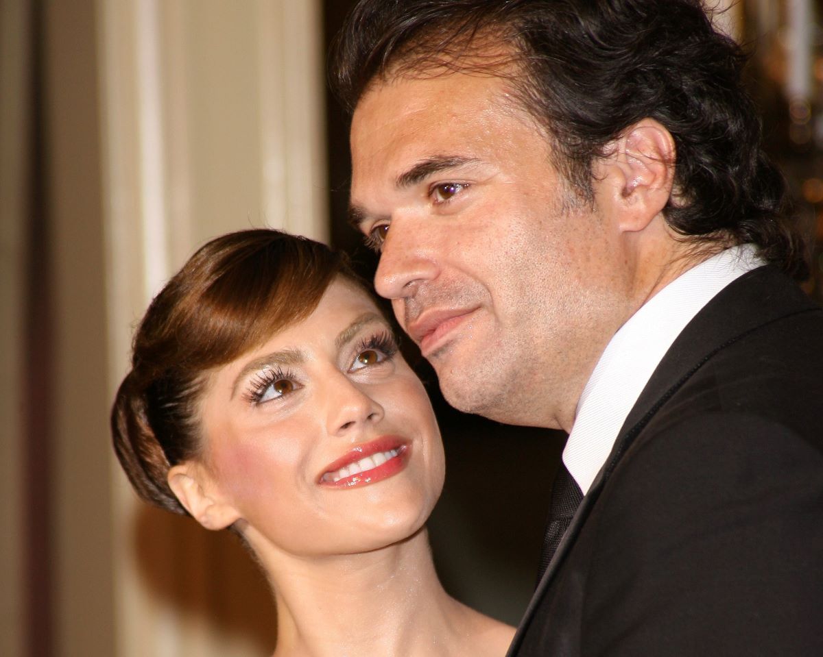 Brittany Murphy looks up at her husband, Simon Monjack, who is looking away