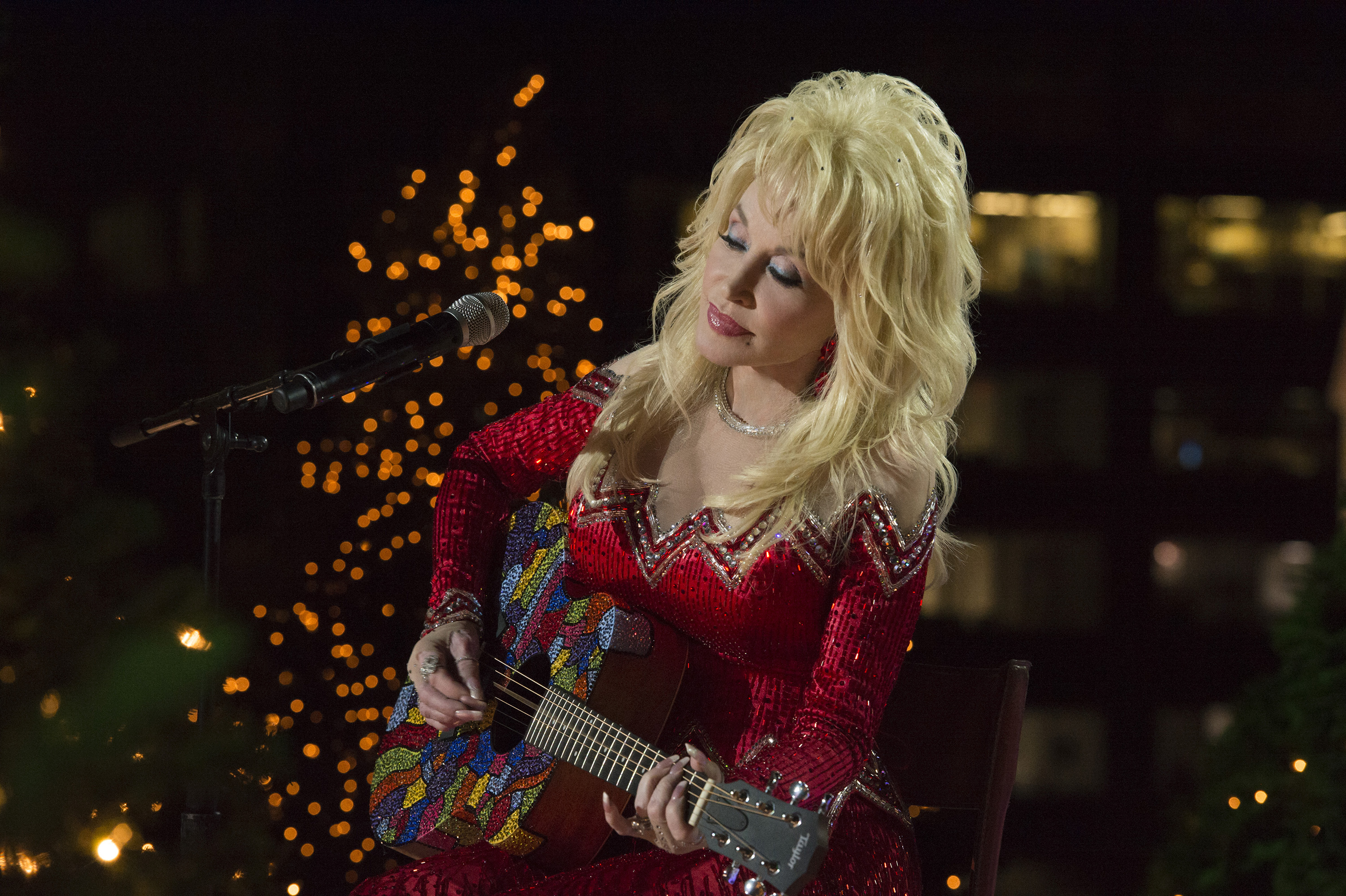 Dolly Parton plays the guitar