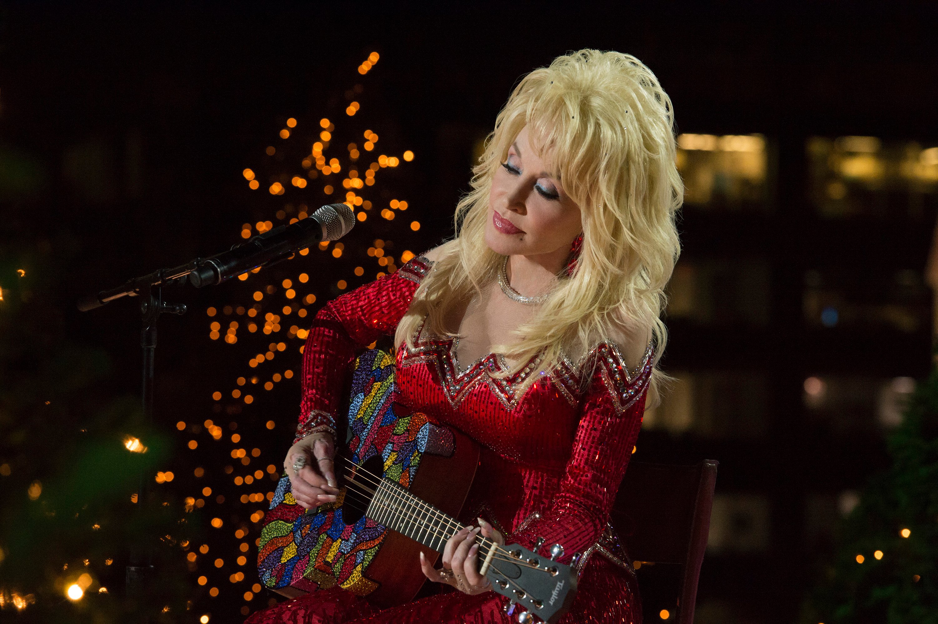 Dolly Parton plays the guitar