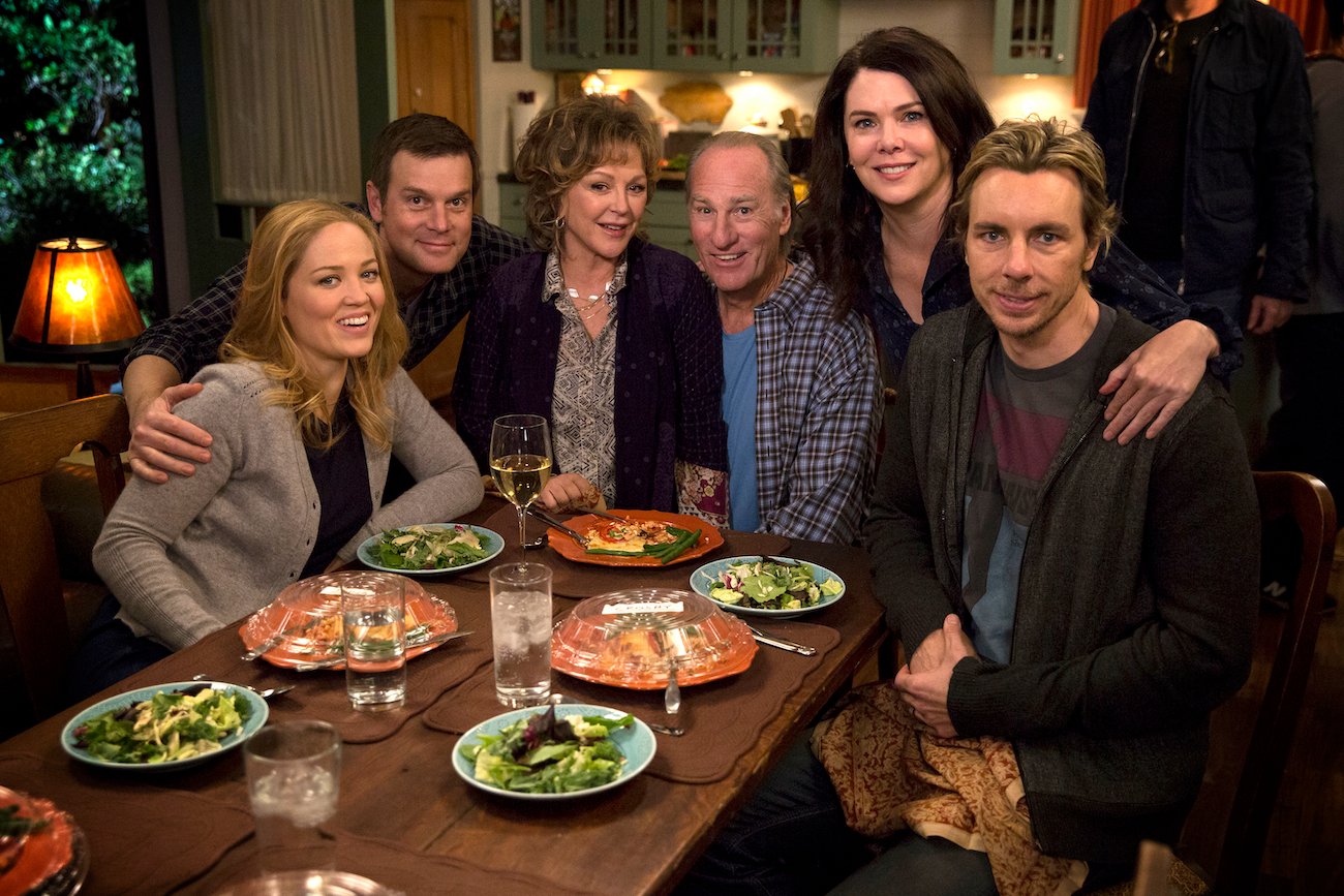 Parenthood cast members Erika Christensen, Peter Krause, Bonnie Bedelia, Craig T. Nelson, Lauren Graham, and Dax Shepard sit at a table together