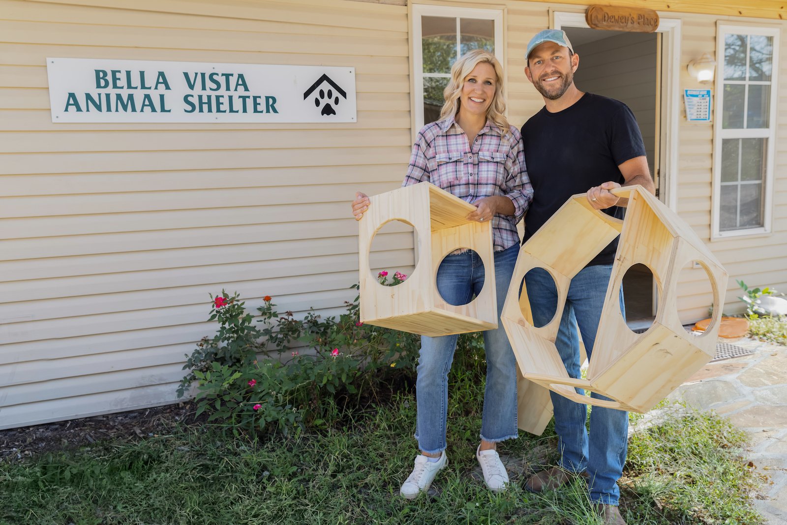 Dave and Jenny Marrs from Fixer to Fabulous outside the Bella Vista Animal Shelter