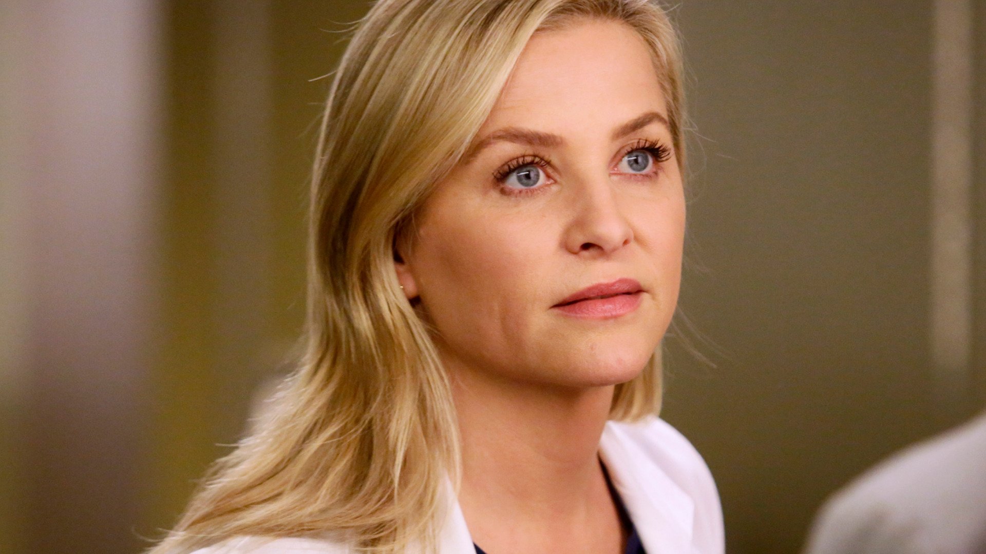 Jessica Capshaw as Arizona Robbins looking shocked in ‘The Bachelorette’ Season 13