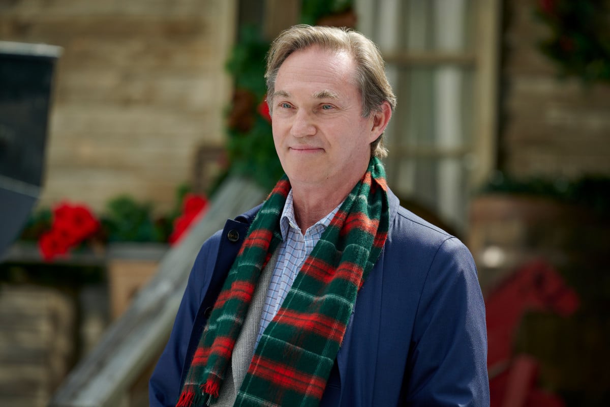 John Boy Walton actor Richard Thomas wears a Christmas scarf