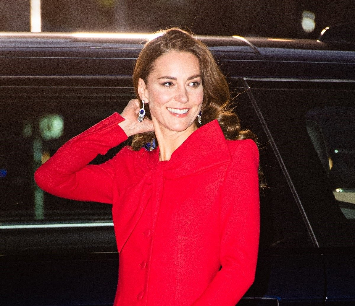 Kate Middleton smiling as she arrives to the Together at Christmas community carol service