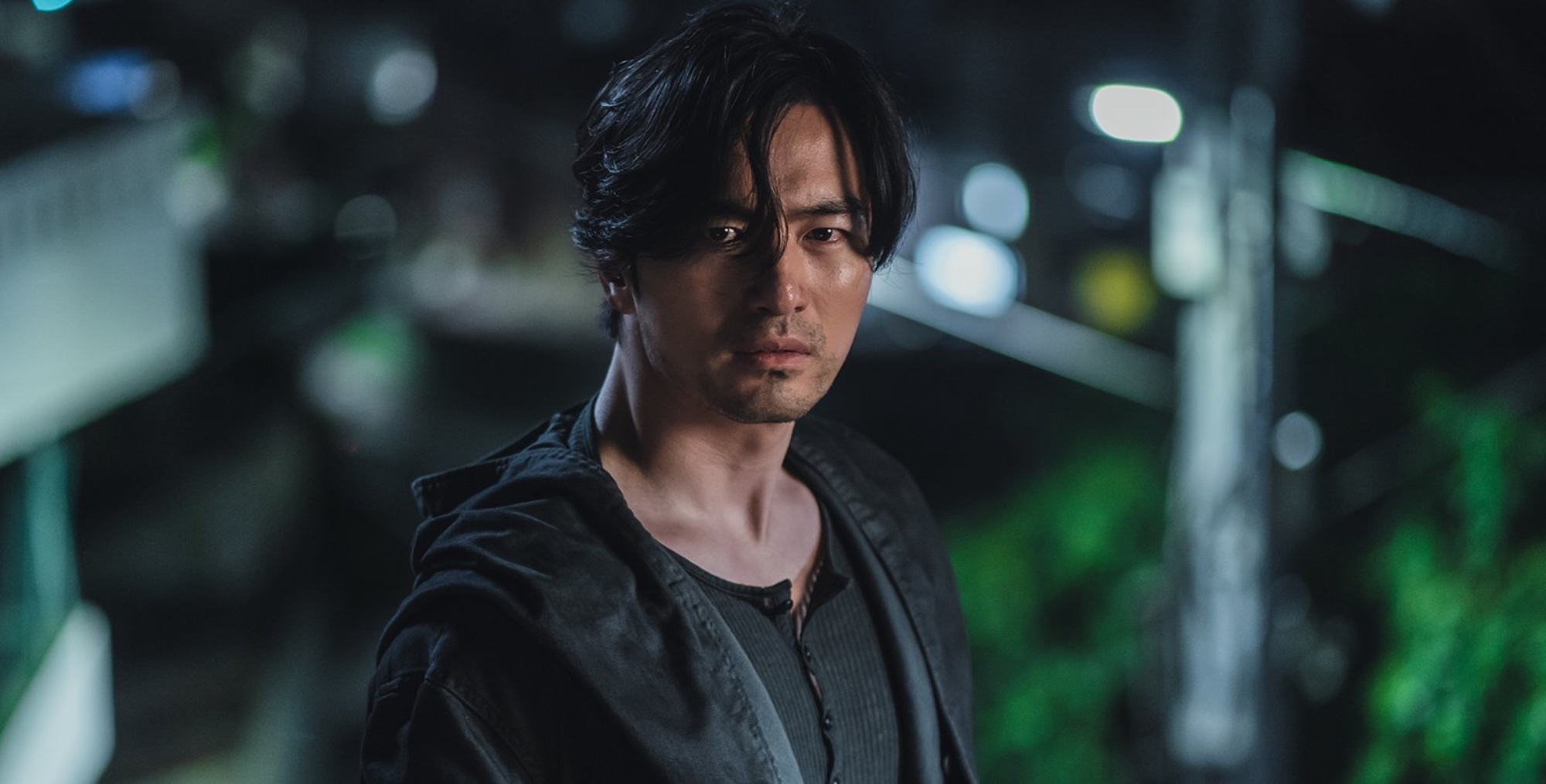 Lee Jin-wook in 'Bulgasal: Immortal Souls' K-drama wearing t-shirt and sweater.