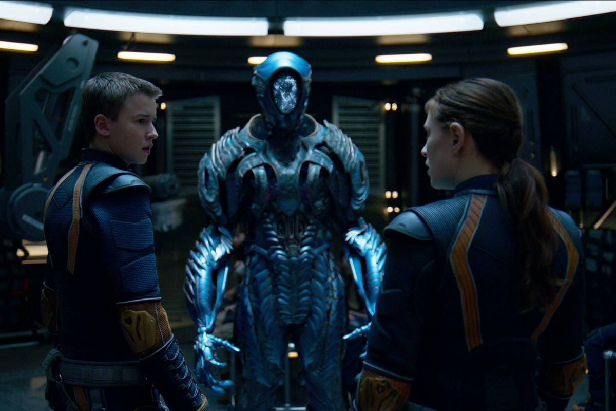 Lost In Space. (L to R) Maxwell Jenkins as Will Robinson, Brian Steele as Robot, Mina Sundwall as Penny Robinson in episode 304
