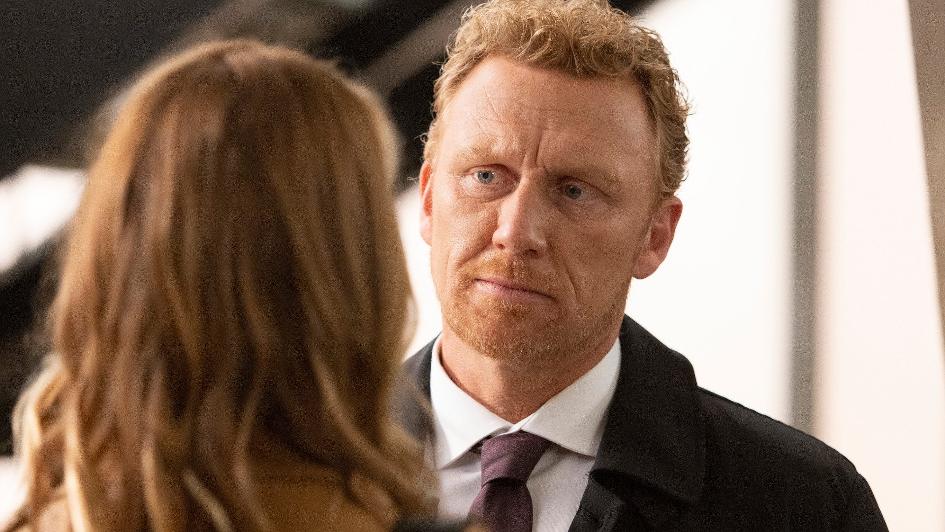 Kevin McKidd as Owen Hunt talks to a blonde character in ‘Grey’s Anatomy’ Season 18 Episode 8