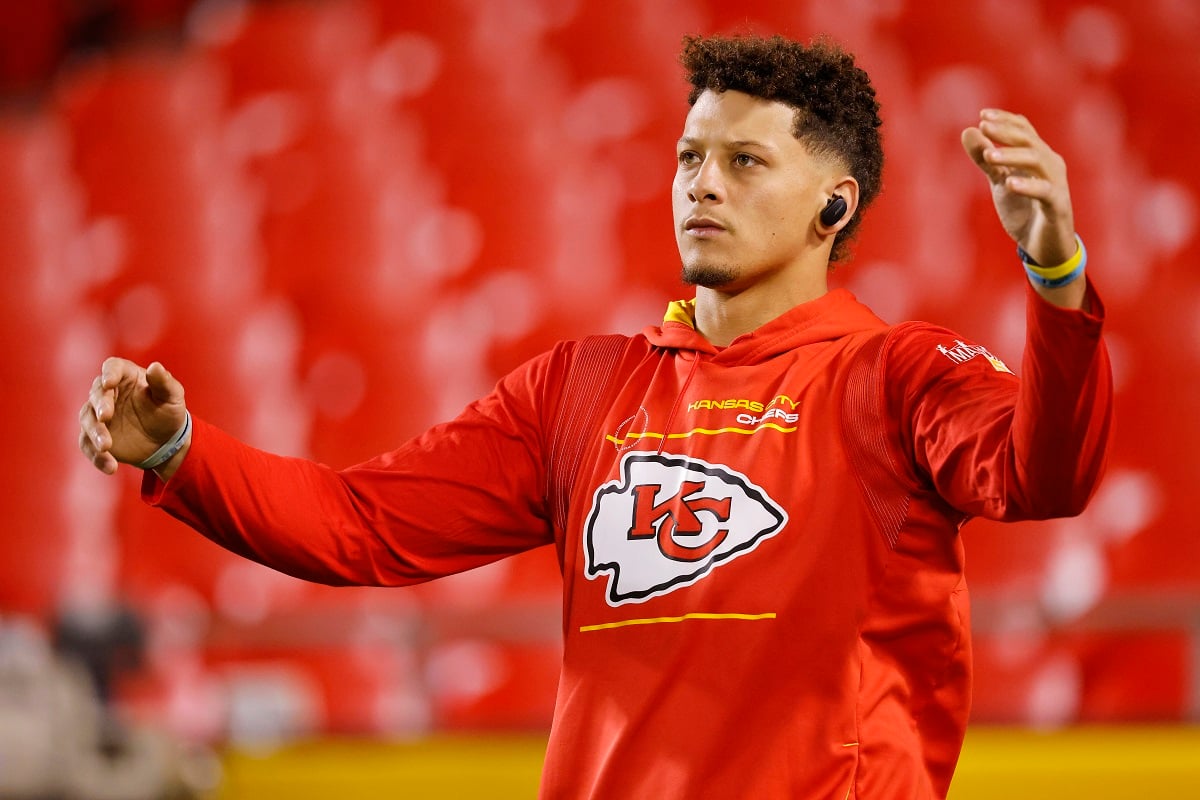 Patrick Mahomes warms up before game at Arrowhead Stadium