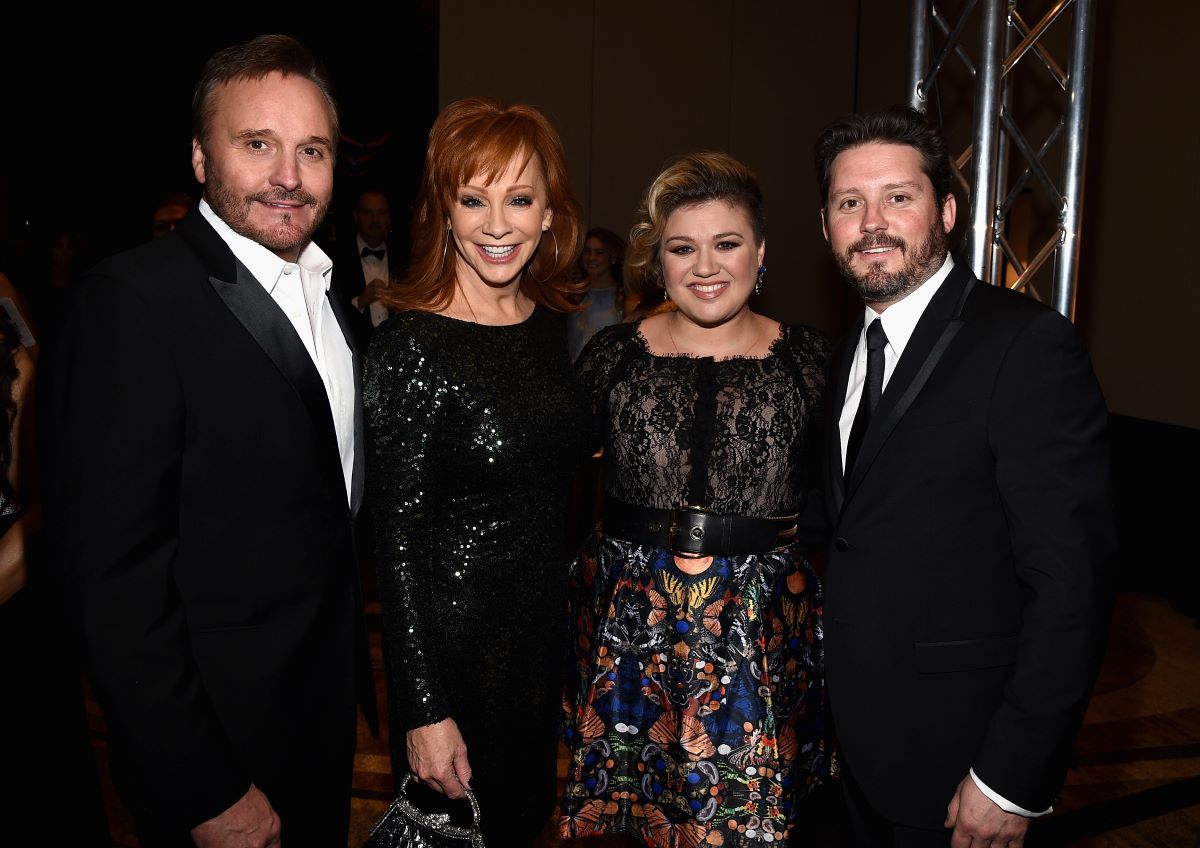 Narvel Blackstock, Reba McEntire, Kelly Clarkson and Brandon Blackstock stand together