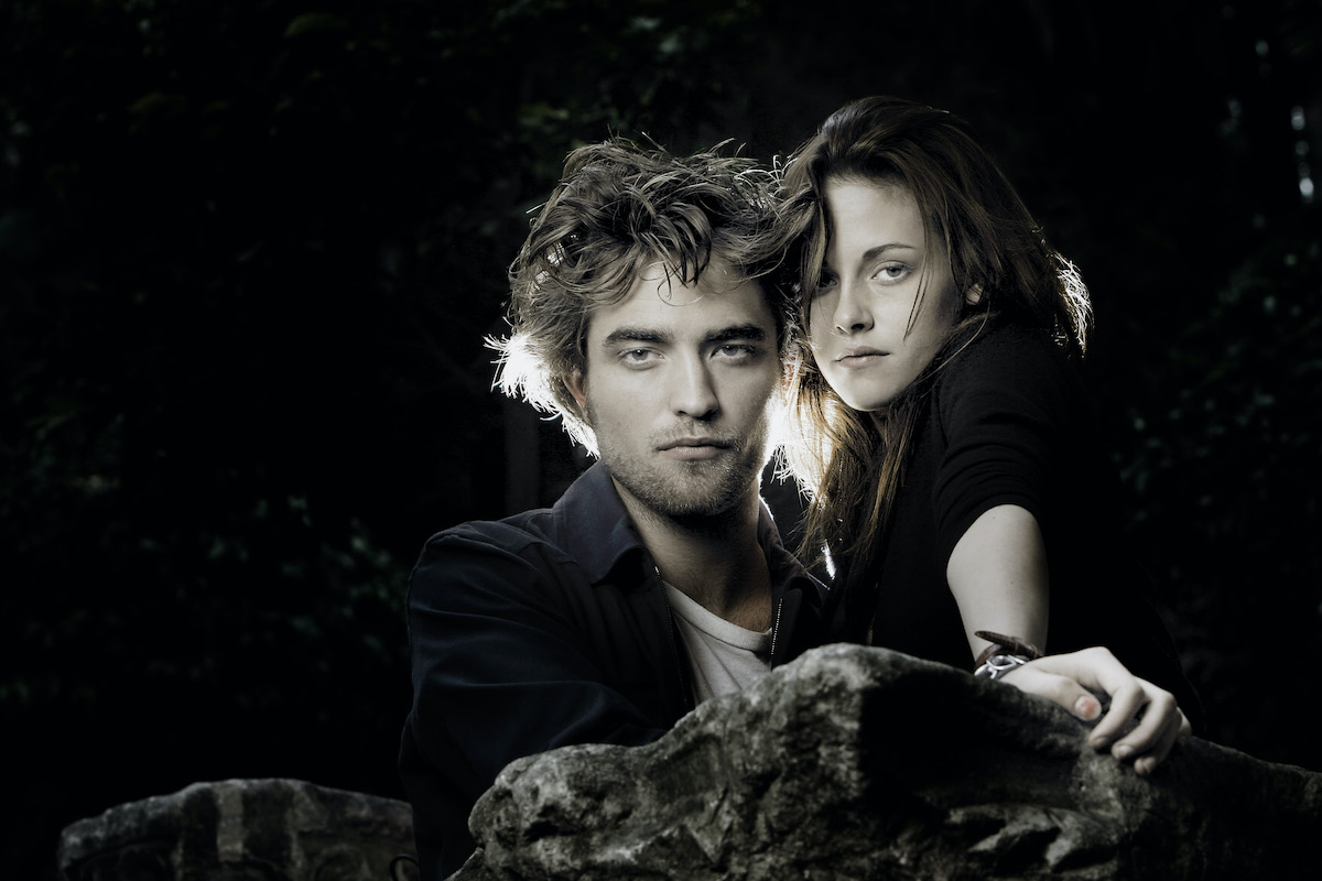 Twilight stars Robert Pattinson and Kristen Stewart pose for cast photos