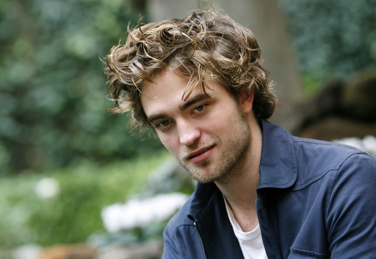 Robert Pattinson poses for Twilight cast portraits