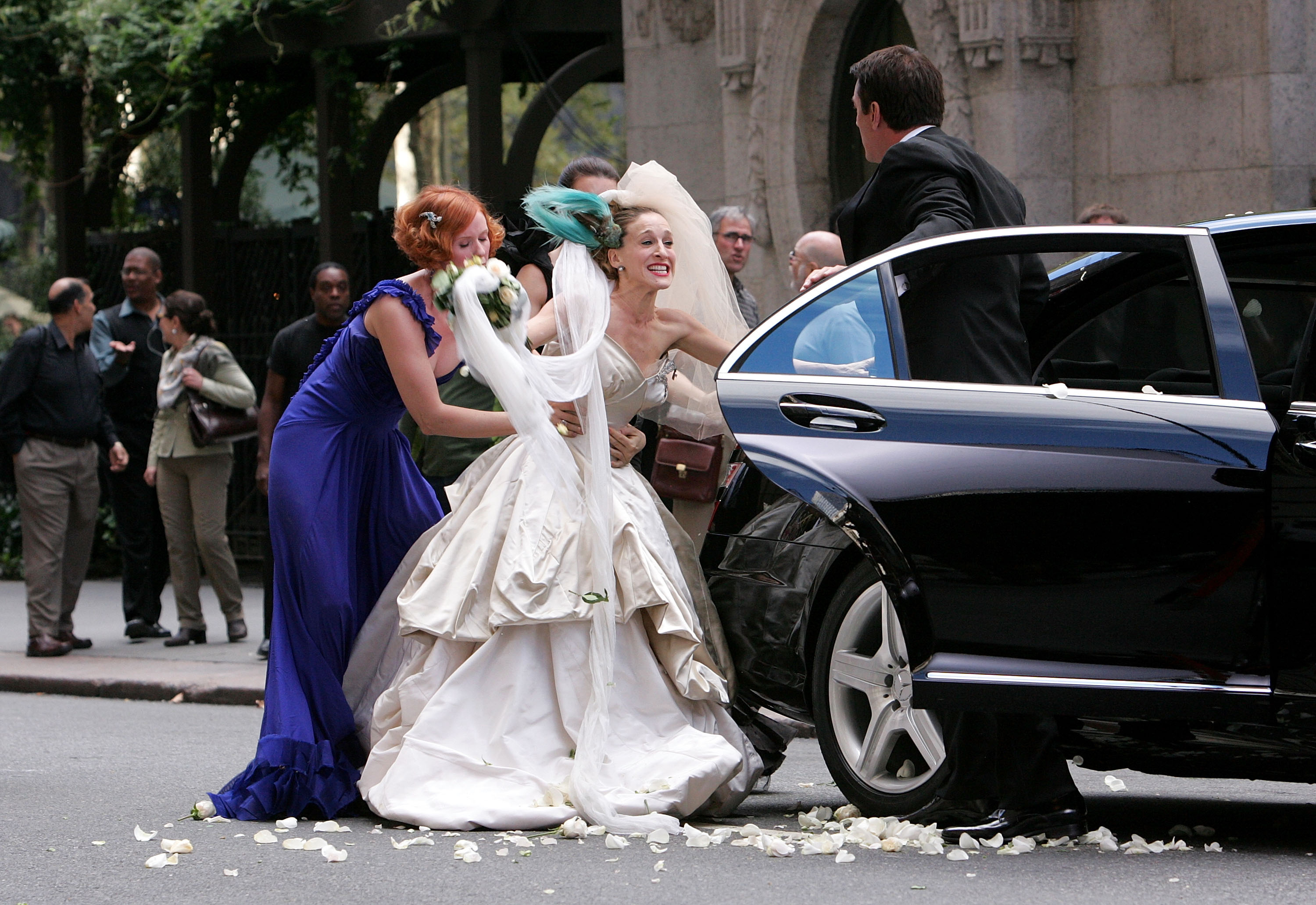 Cynthia Nixon, Kristin Davis and Sarah Jessica Parker with Chris Noth are seen in wedding attire on the set of 'Sex and the City: The Movie'