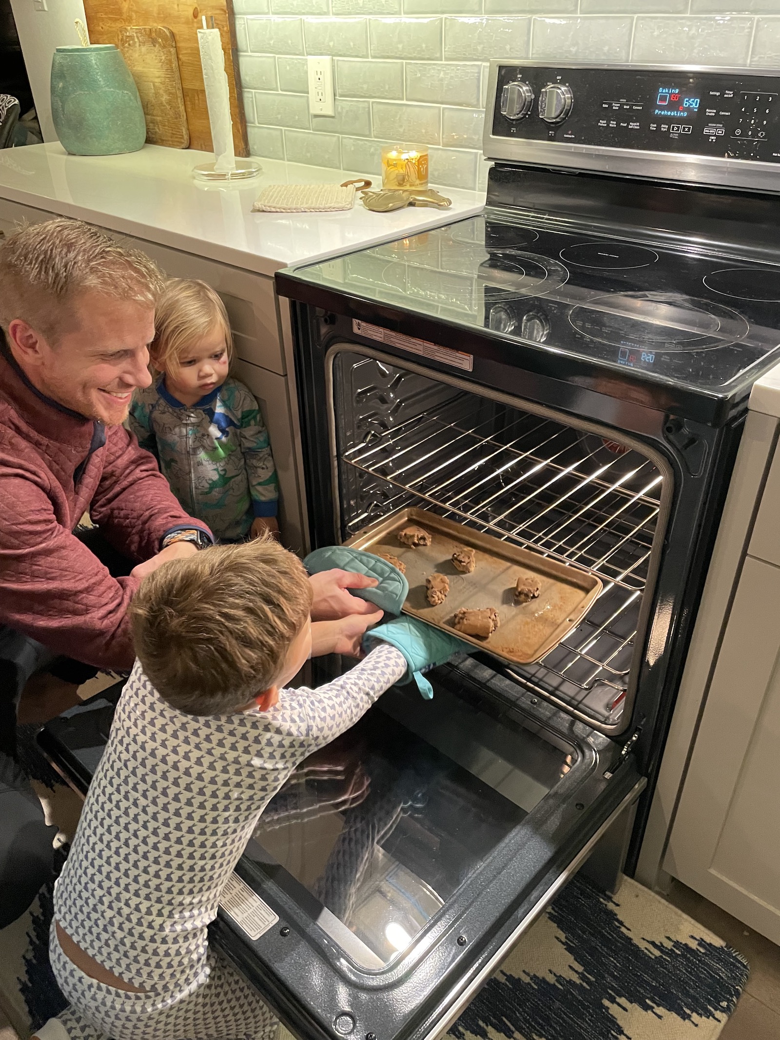 Sean Lowe from The Bachelor and kids bake cookies for the holidays