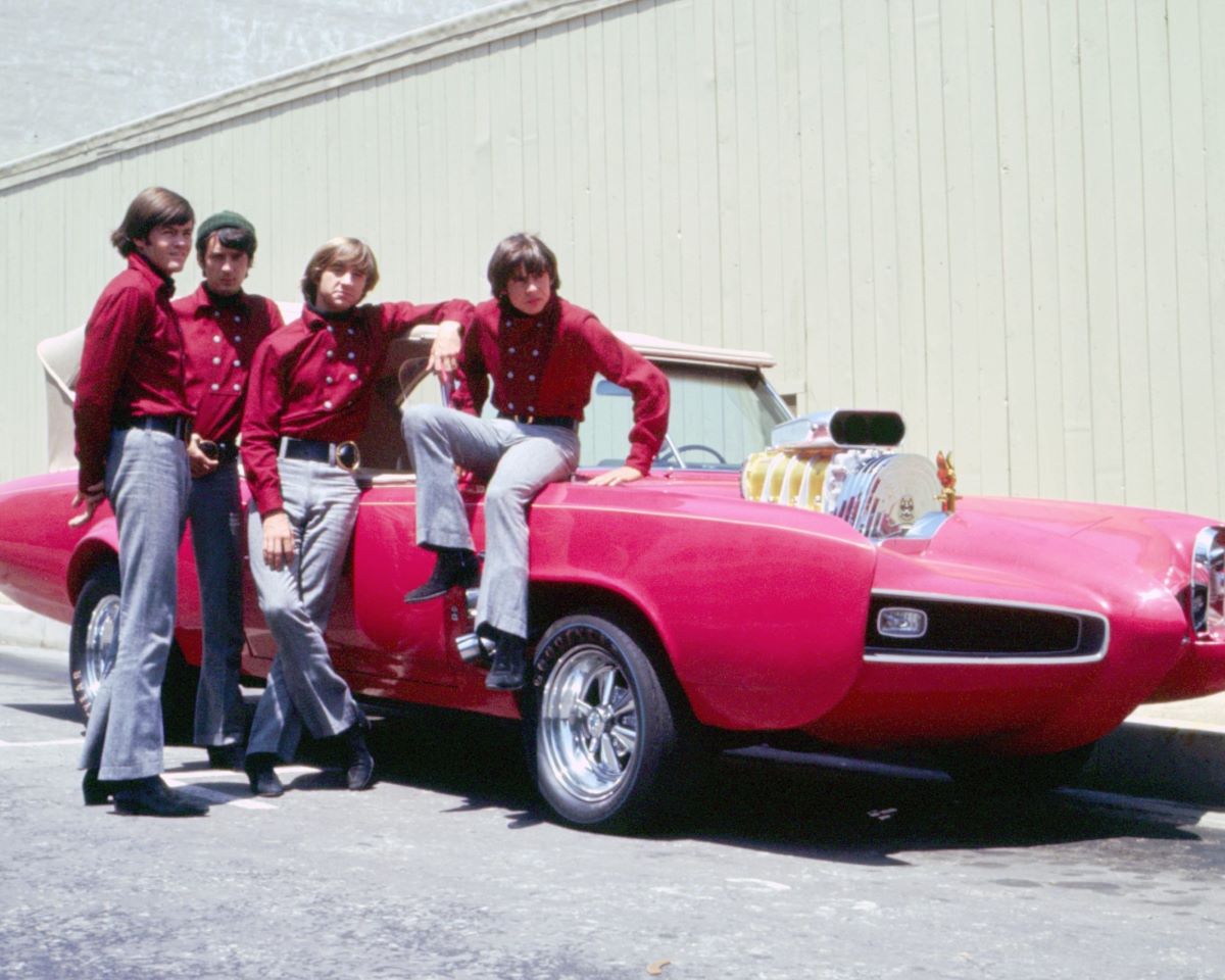 The Monkees (L-R) Micky Dolenz, Michael Nesmith, Peter Tork e Davy Jones -- con il Monkeemobile