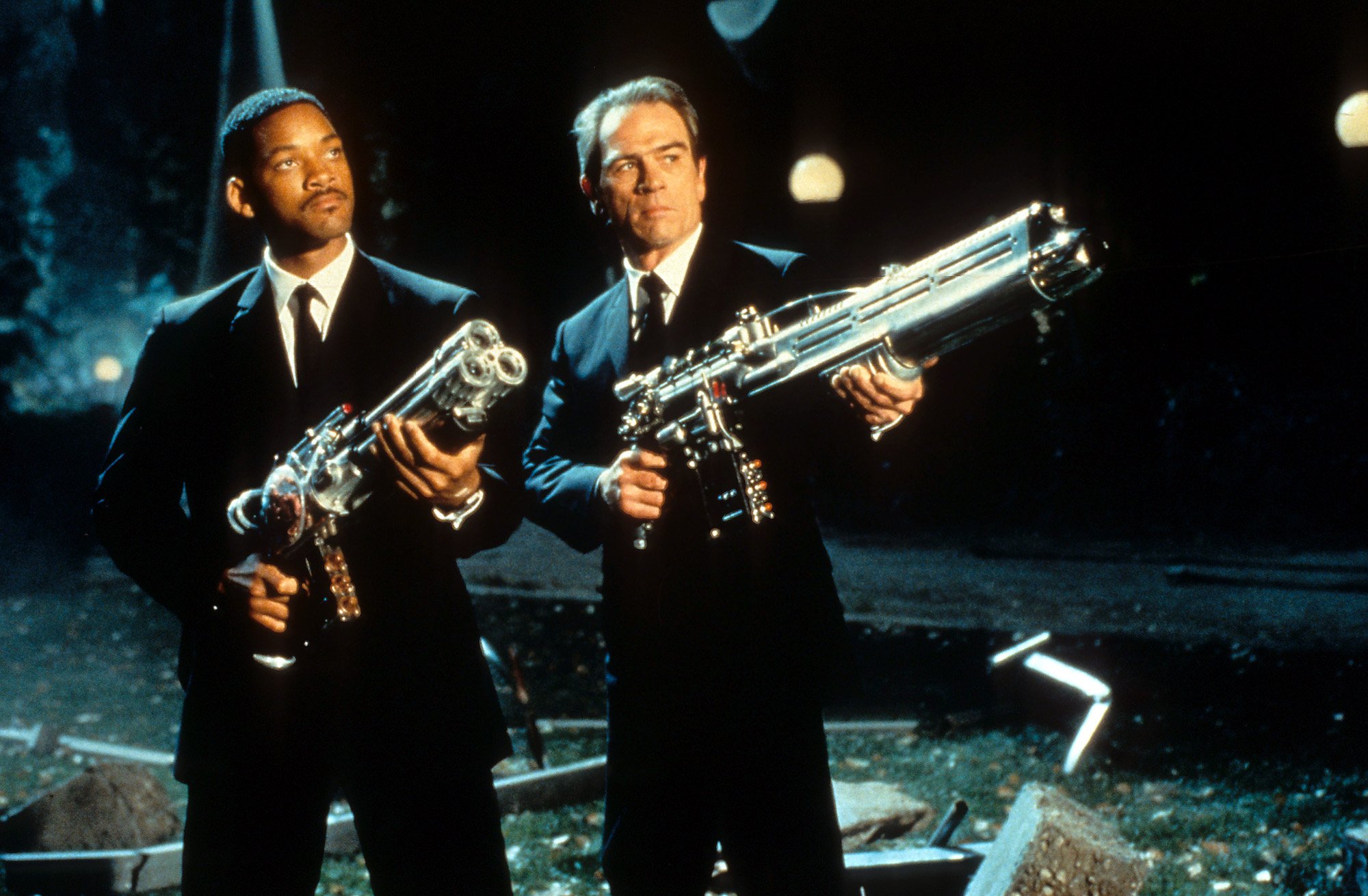 Will Smith box office hit 'Men in Black' with Smith and Tommy Lee Jones holding guns