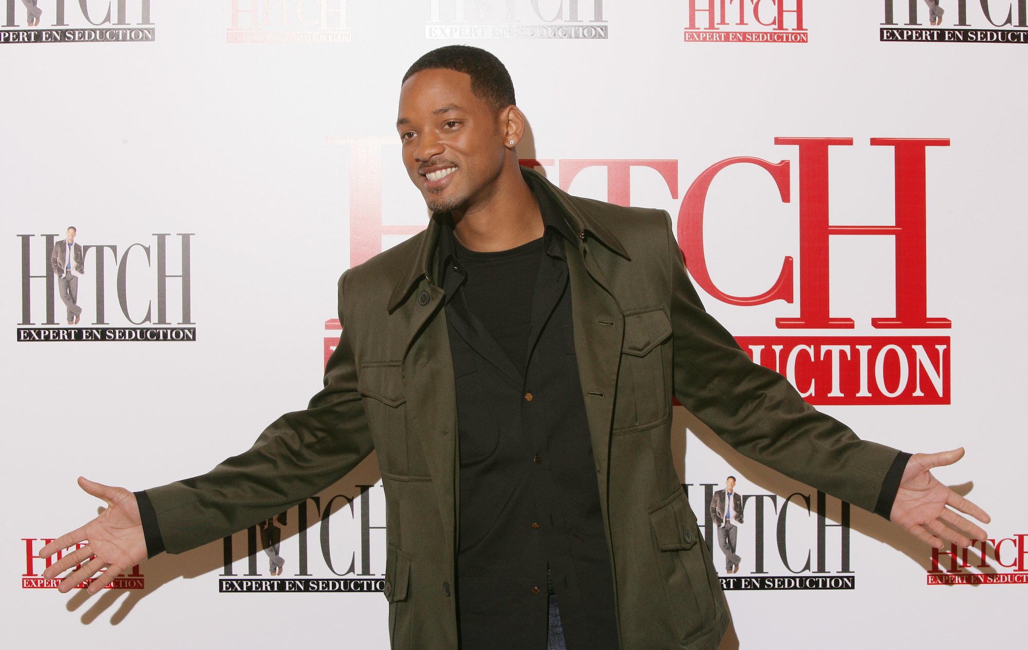 Will Smith opens his arms wide on the 'Hitch' red carpet