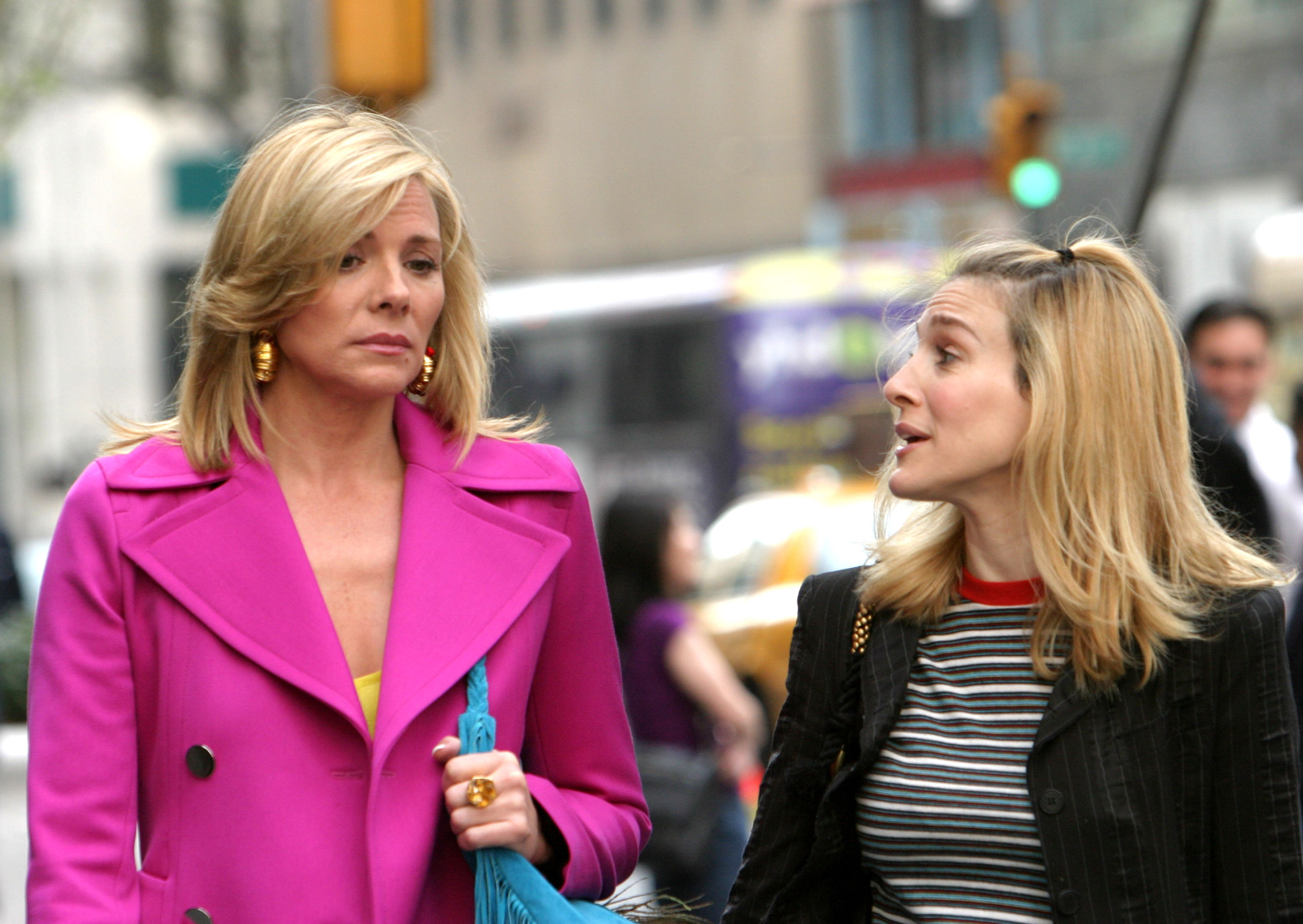 Kim Cattrall as Samantha Jones and Sarah Jessica Parker on location for 'Sex and the City'
