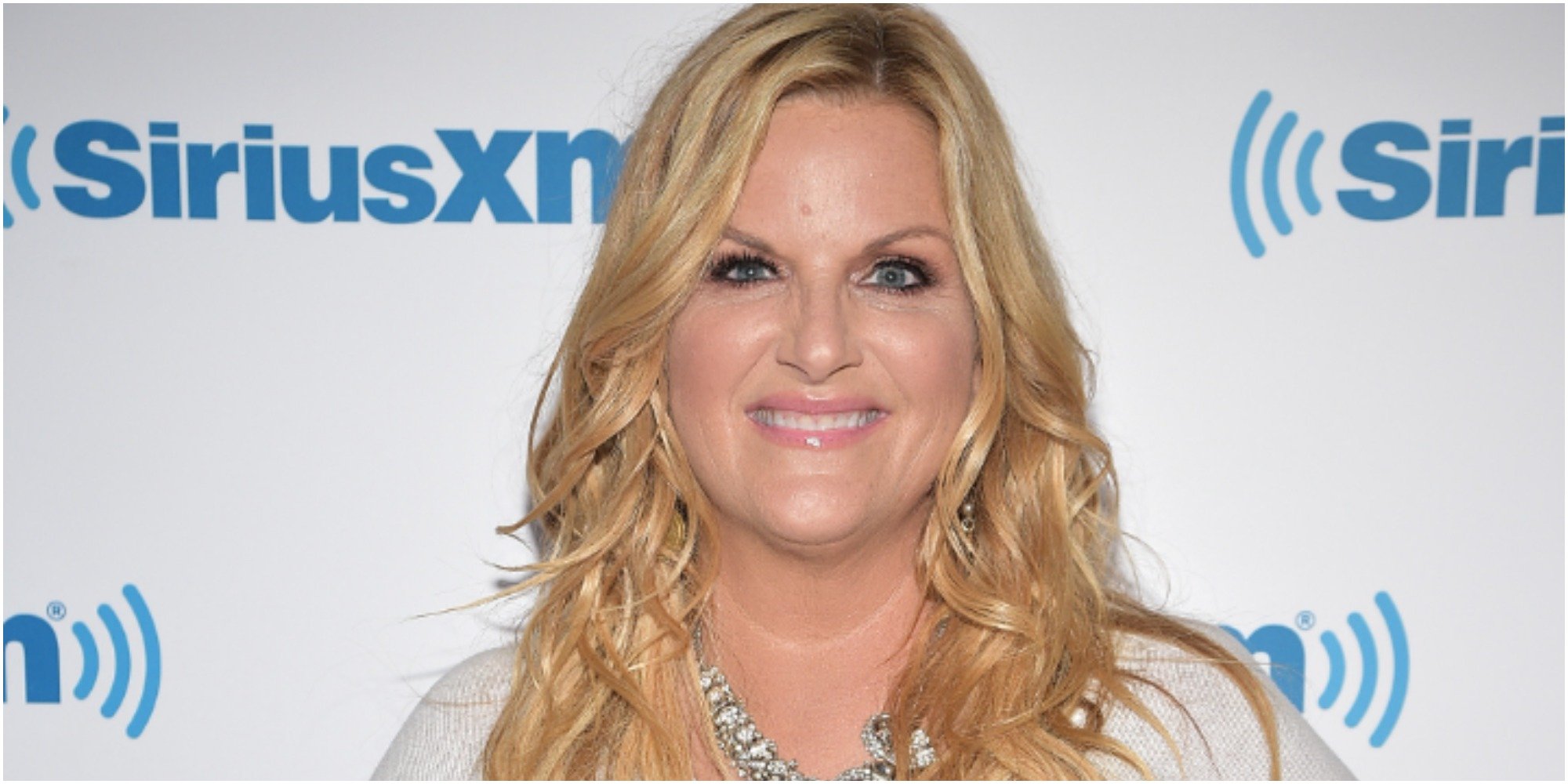 Trisha Yearwood poses for a paparazzi photo.