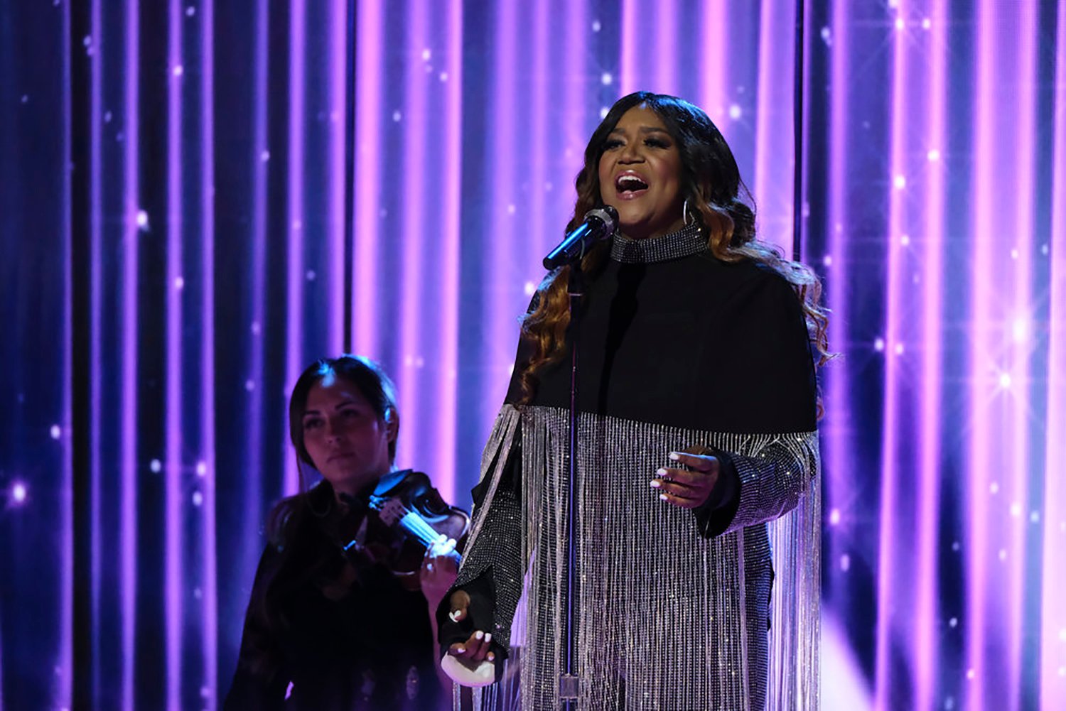 Wendy Moten performs on The Voice Season 21 days before elbow surgery