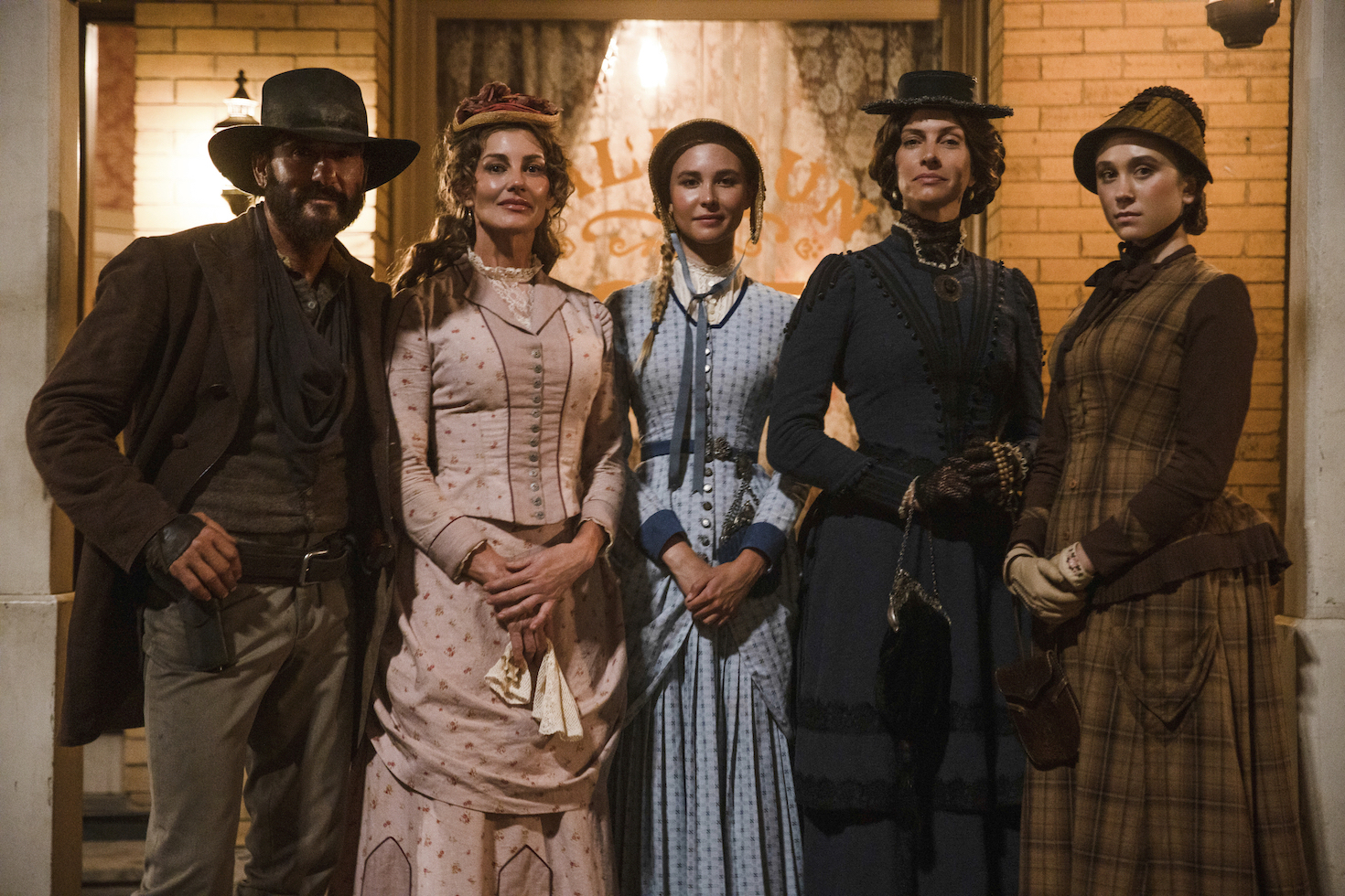 Tim McGraw, Faith Hill, Isabel May, and 2 other actors standing together in a row in costume for '1883'