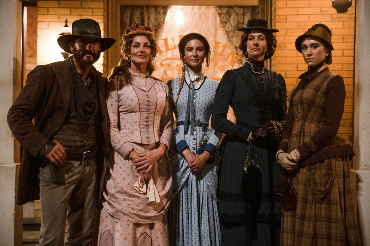 Tim McGraw como James, Faith Hill como Margaret e Isabel May como Elsa de la serie original de Paramount+ de 1883. La familia Dutton posa para una foto formal.