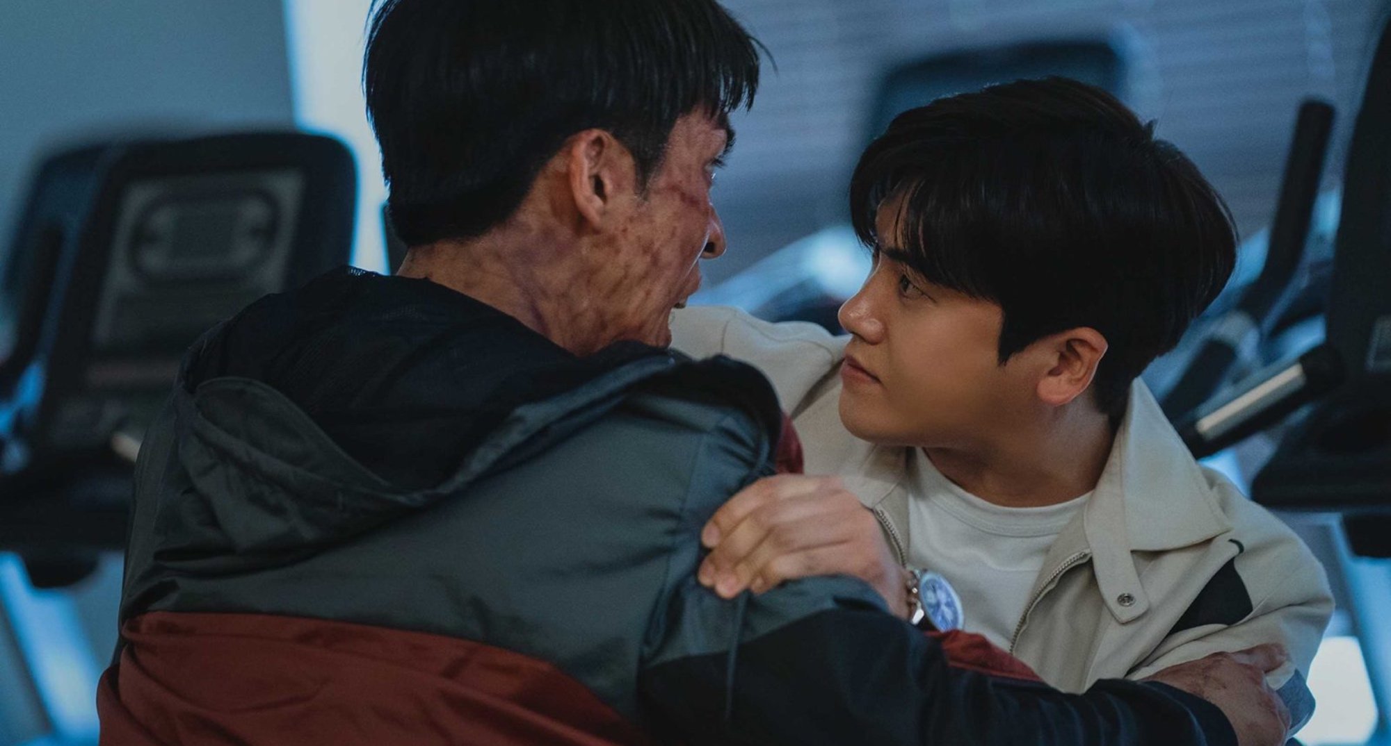 Actor Park Hyung-sik in 'Happiness' zombie K-drama fighting an infected tenant. 