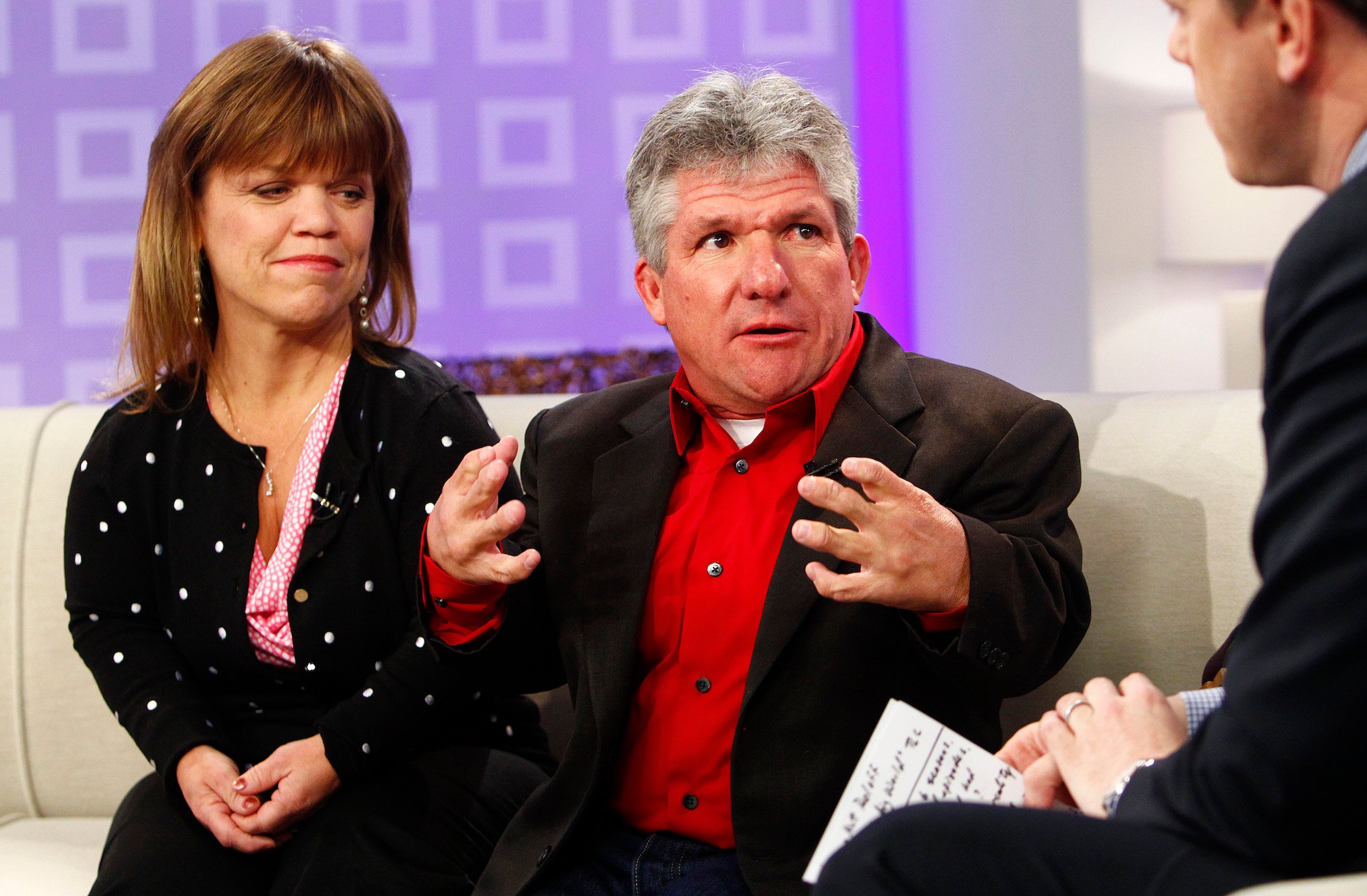 Amy Roloff and Matt Roloff from 'Little People, Big World' sitting next to each other on a couch