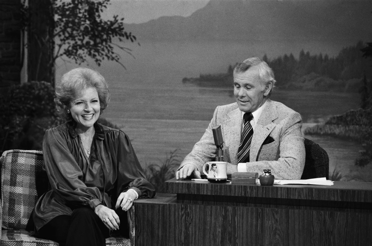 Black and white photo of Betty White and Johnny Carson on 'The Tonight Show' in 1979