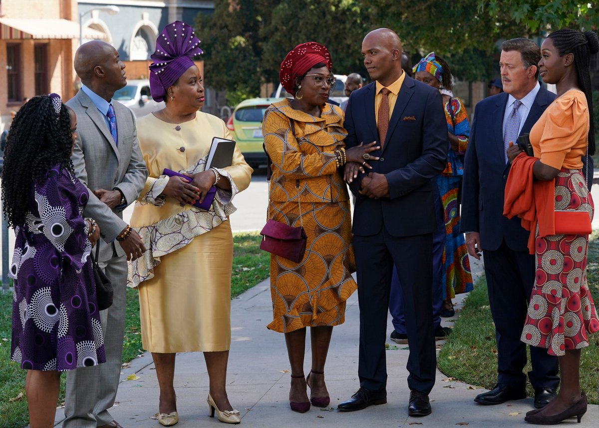 Tori Danner as Morenike, Tony Tambi as Chukwuemeka, Kimberly Scott as Ogechi, Gina Yashere as Kemi, Billy Gardell as Bob, and Folake Olowofoyeku as Abishola in 'Bob Hearts Abishola'