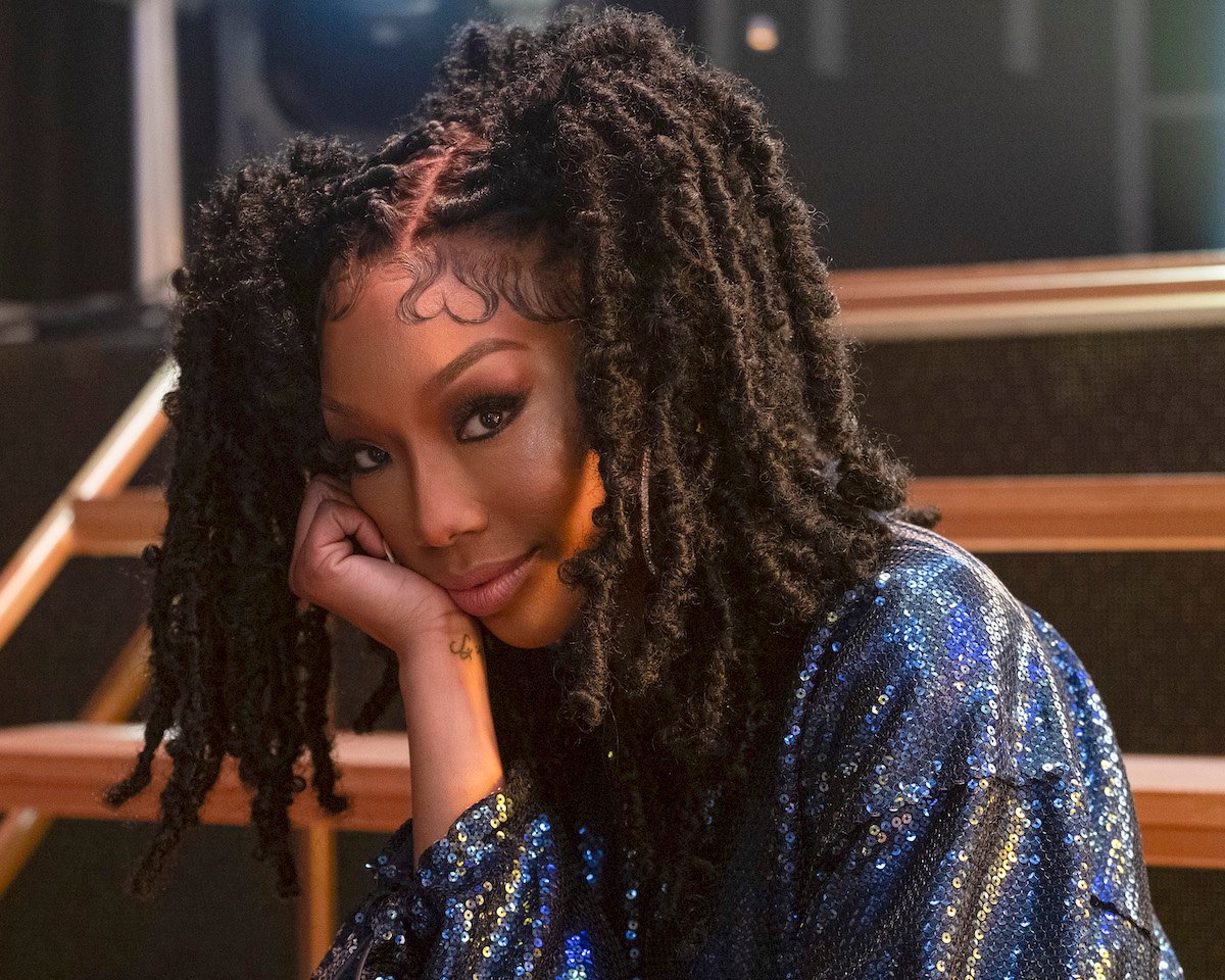 Brandy poses for promotional photo for 'Queens'