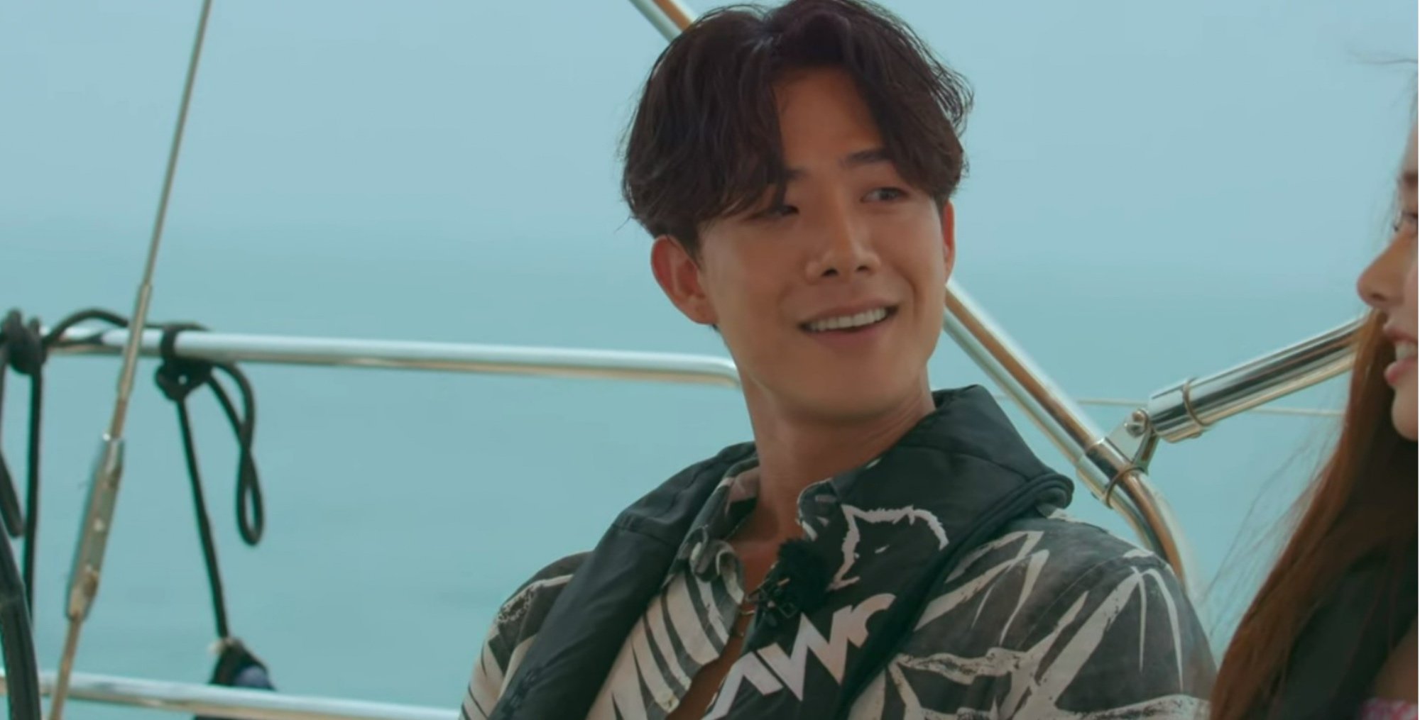 Cha Hyun-seung for 'Single's Inferno' cast wearing green Hawaiian shirt on boat.