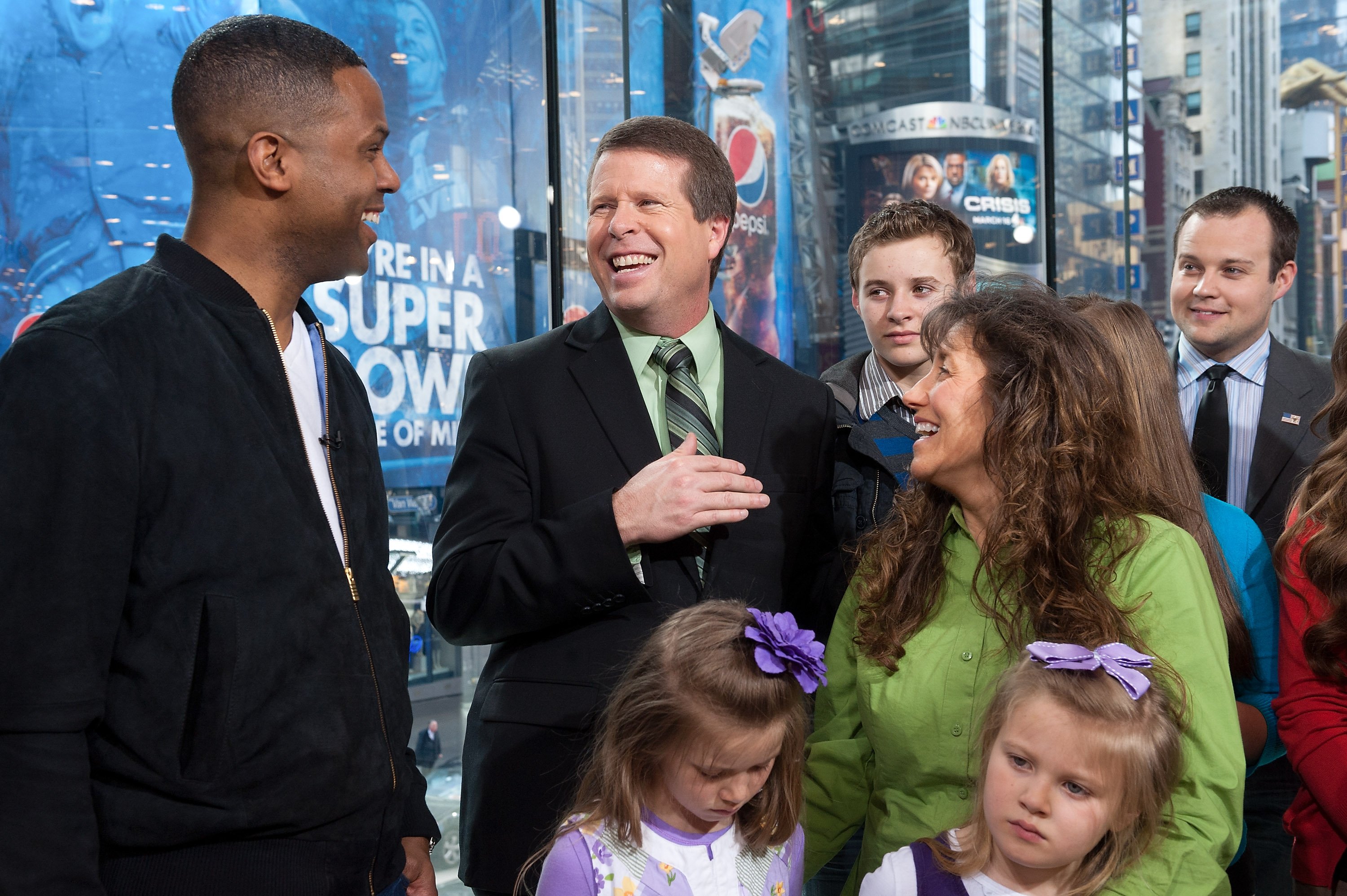 AJ Calloway interviews the Duggar family for 'Extra' in 2014
