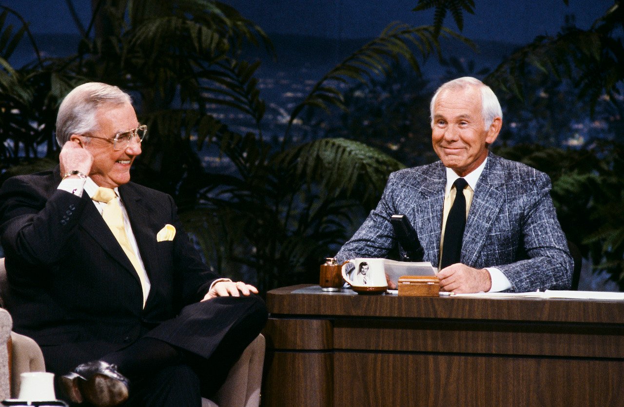 (l-r) Announcer Ed McMahon, host Johnny Carson on 'The Tonight Show' in the 1980s