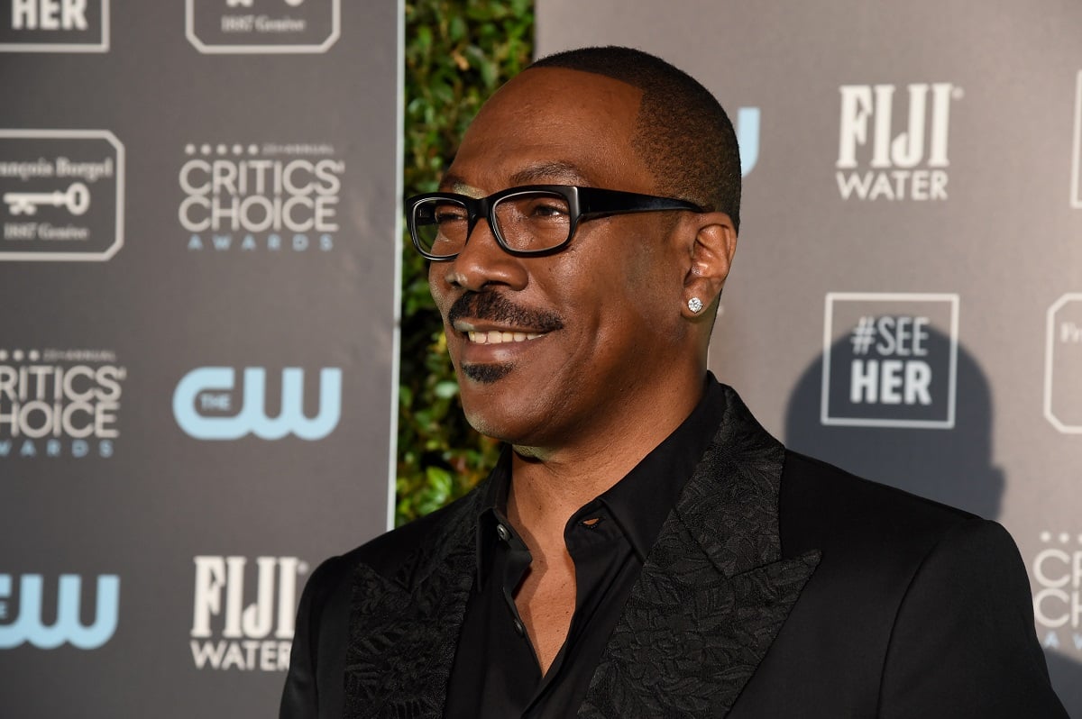 Eddie murphy smiling in a suit.