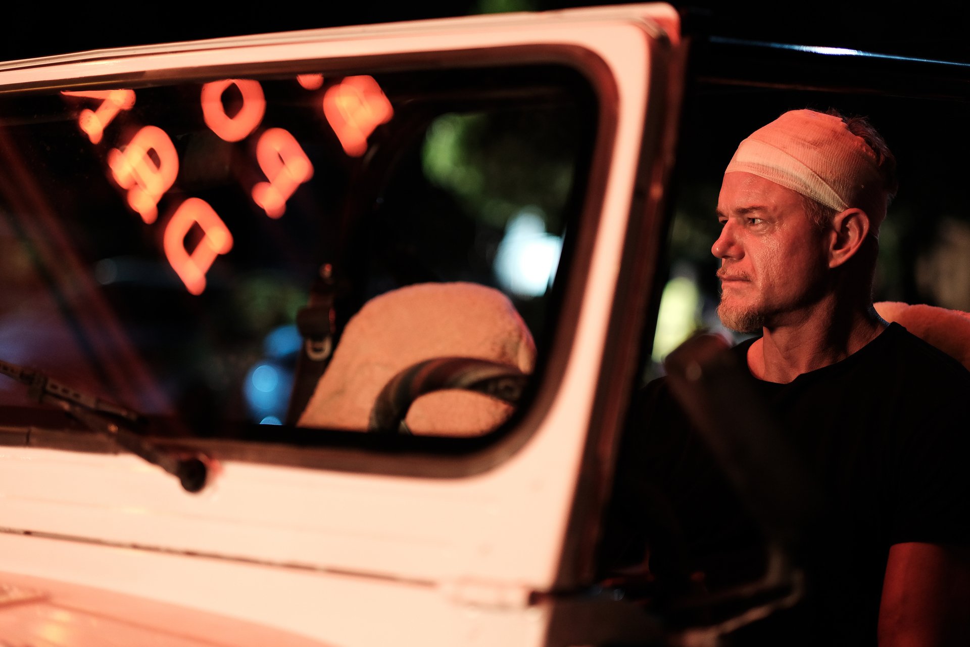 Eric Dane as Cal Jacobs sitting with his head bandaged outside of the bar in 'Euphoria' Season 2 Episode 4