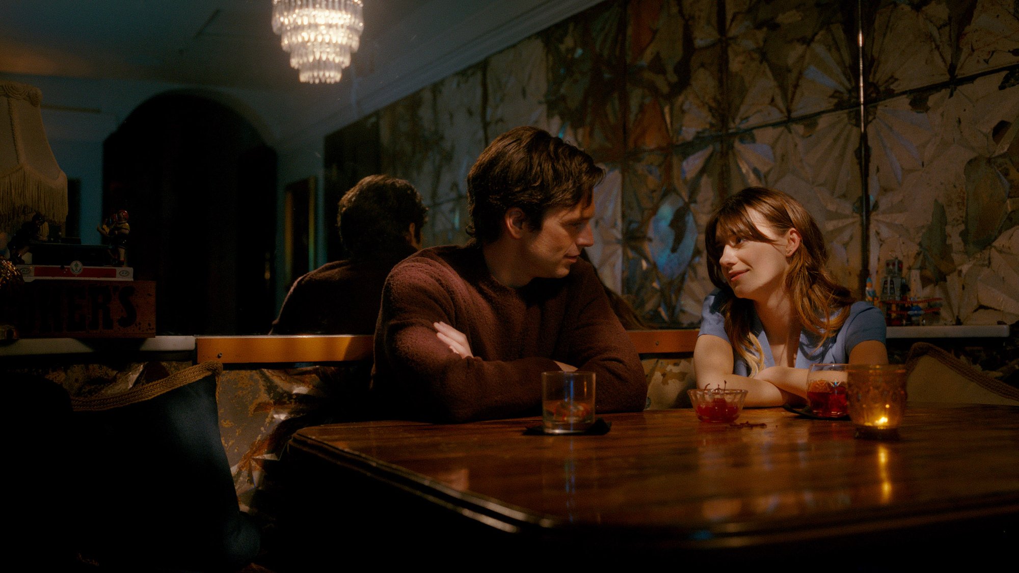 'Fresh' Sebastian Stan as Steve and Daisy Edgar-Jones as Noa sitting at a table with drinks