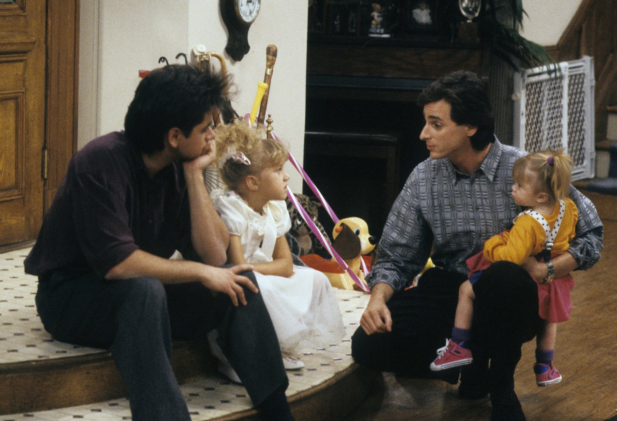 'Full house' stars Bob Saget and John Stamos sit with Jodie Sweetin and an Olsen twin