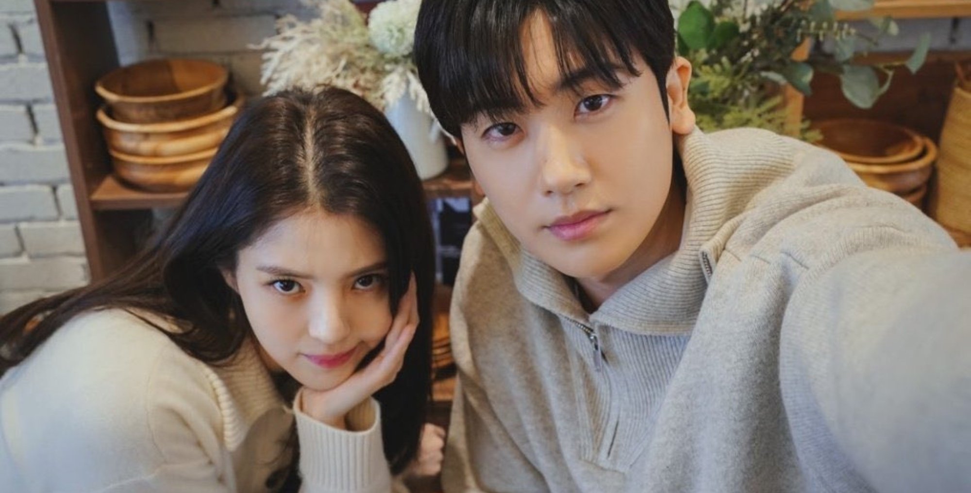 Han So-hee and Park Hyung-sik for 'Soundtrack #1' K-drama wearing beige knit sweaters.