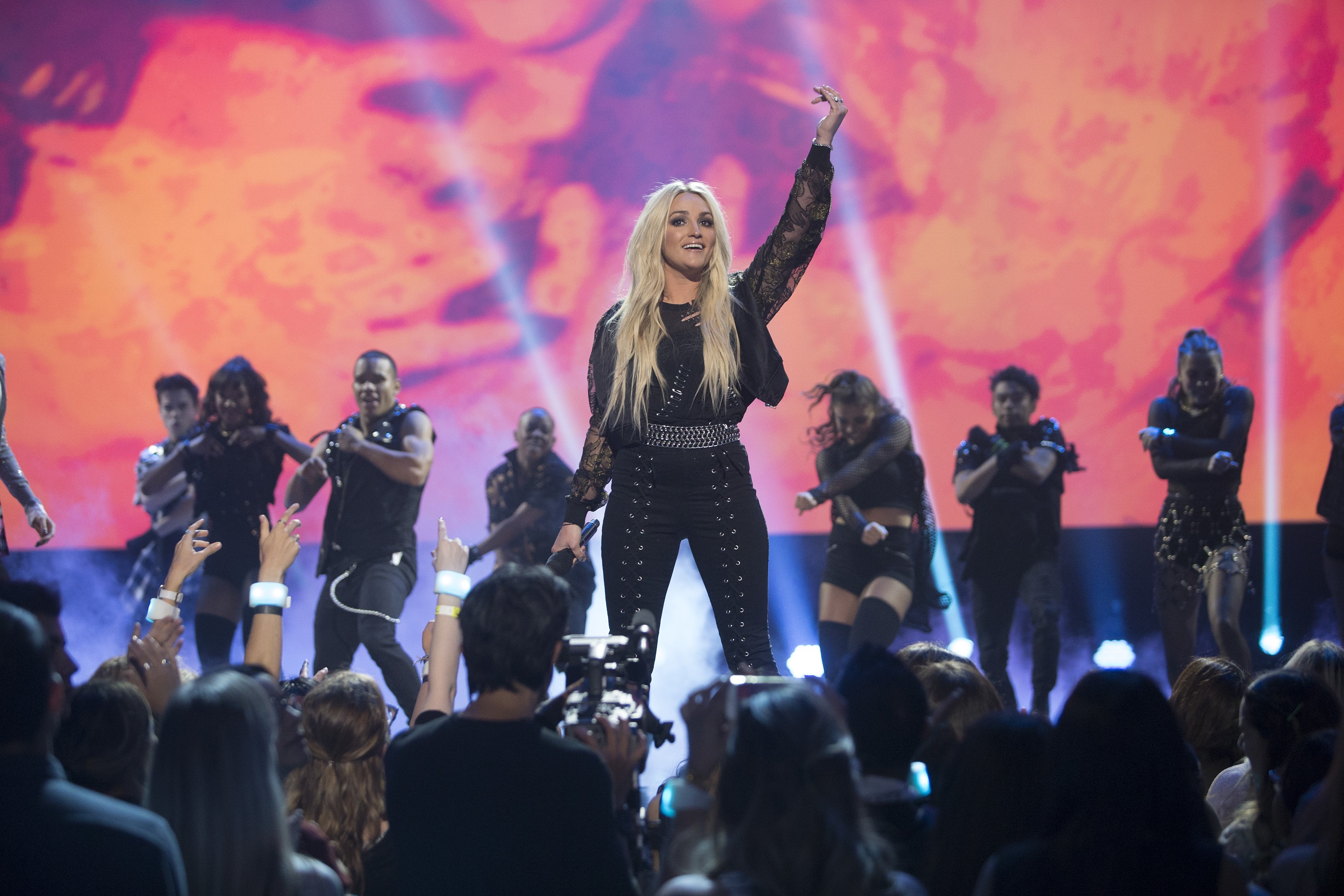 Jamie Lynn Spears performing Britney Spears' songs at the 2017 Radio Disney Music Awards
