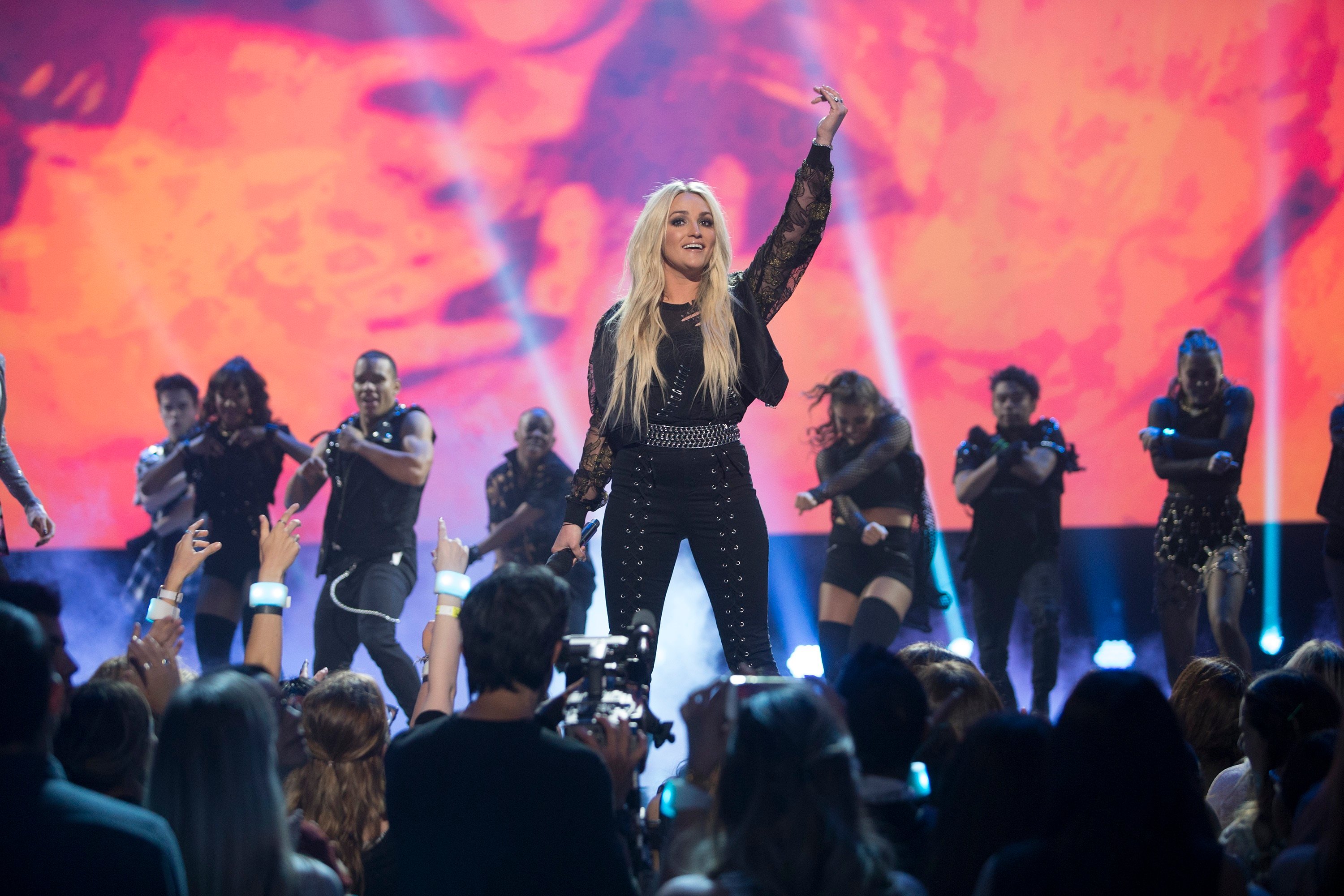 Jamie Lynn Spears performing Britney Spears' songs at the 2017 Radio Disney Music Awards