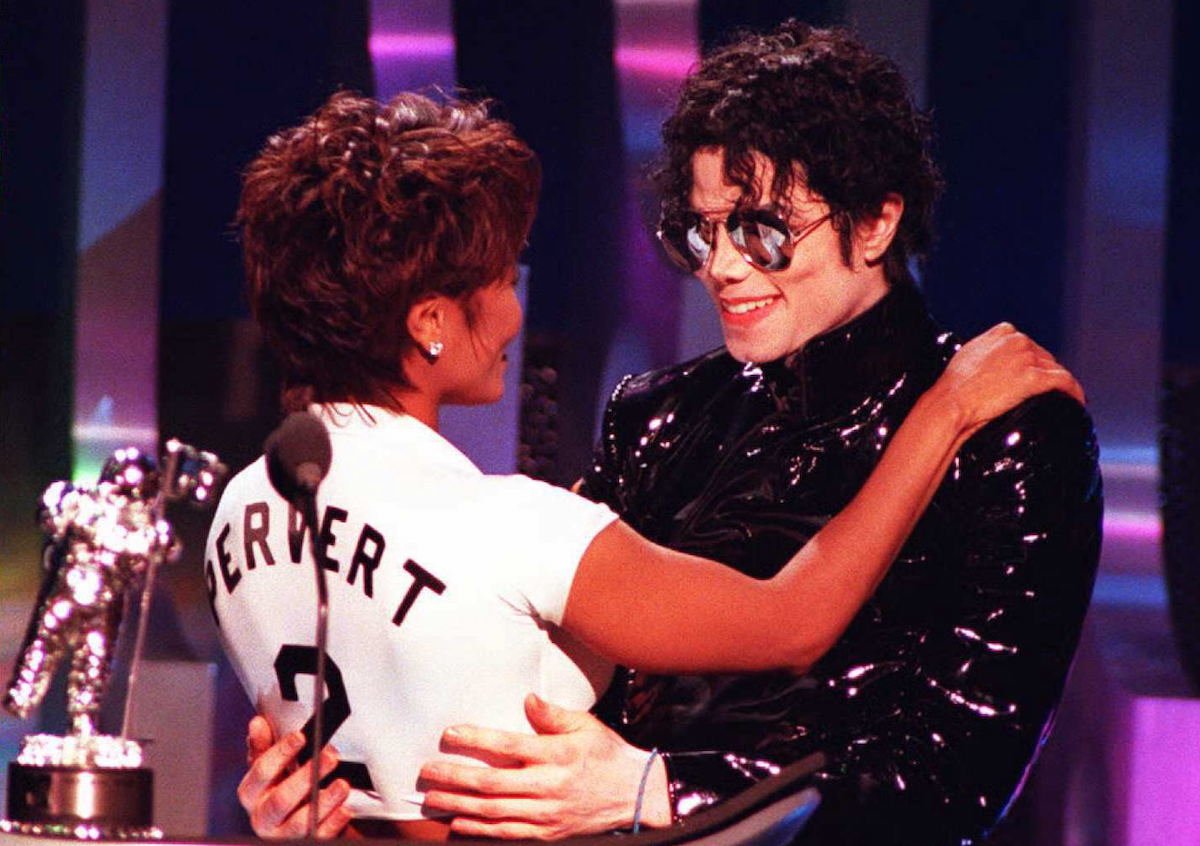 Janet Jackson et Michael Jackson s'embrassent 
