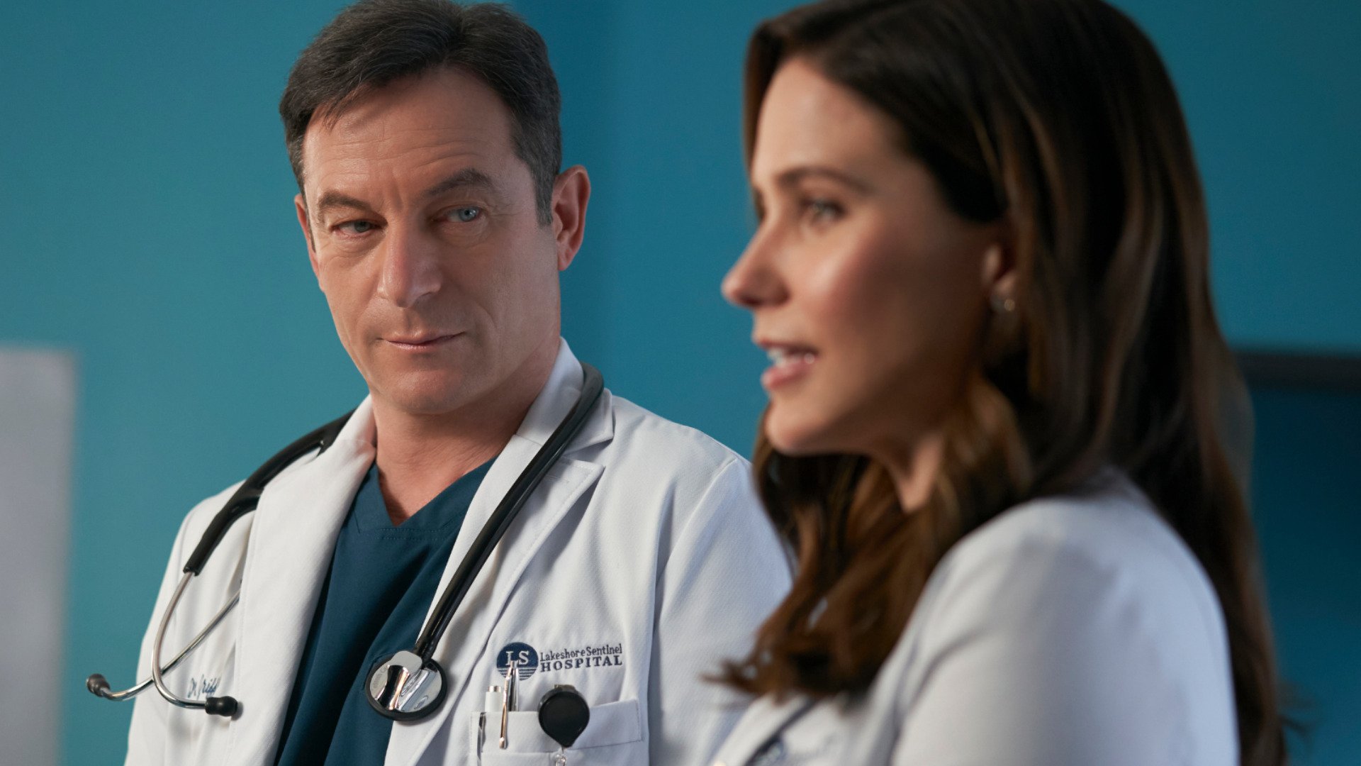 Jason Isaacs as Dr. Rob 'Griff' Griffith and Sophia Bush as Dr. Sam Griffith in ‘Good Sam’ Season 1 Episode 1