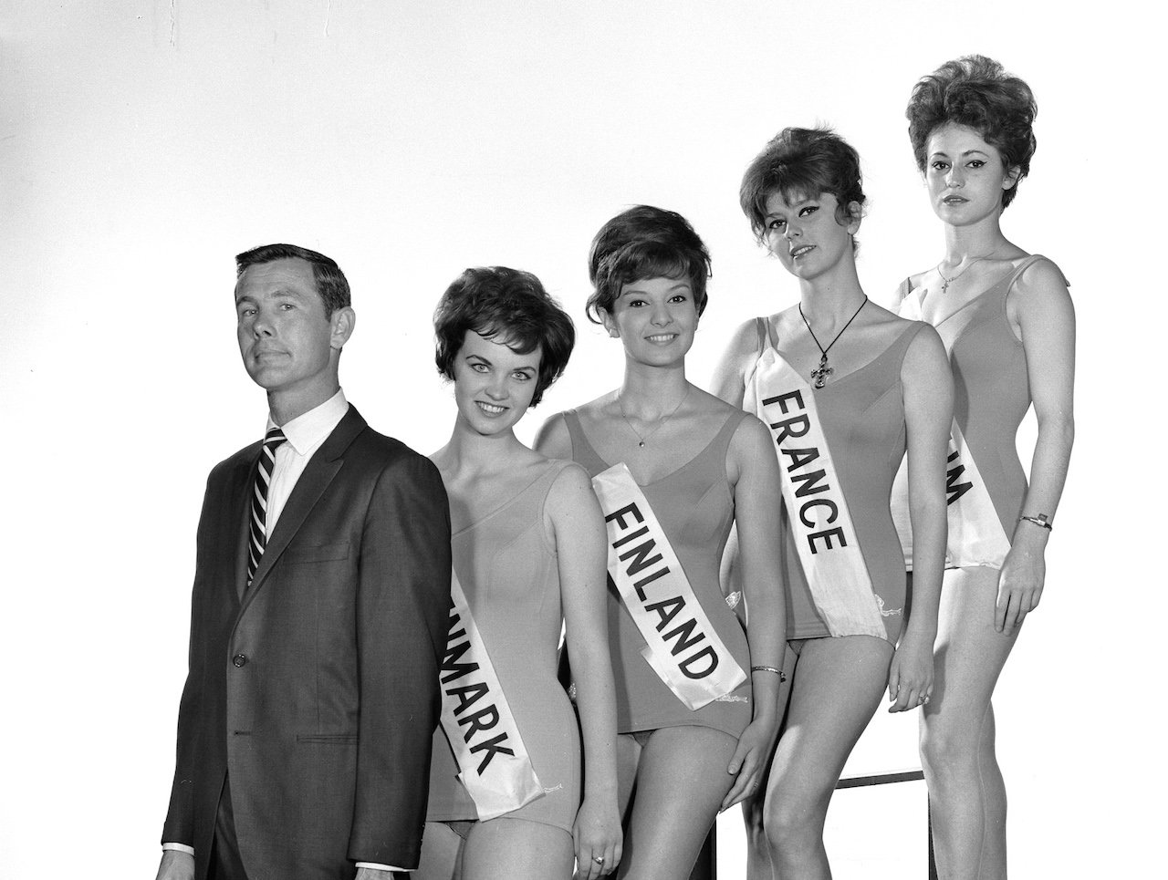 Johnny Carson as Master of Ceremonies of the "Miss Universe Beauty Pageant", broadcast on CBS on saturday, July 15, 1961. Behind Johnny are, Miss Denmark: Jetta Nielsen; Miss Finland: Ritva Wachter; Miss France: Simone Darot and Miss Belgium: Nicole Ksionzenicki.