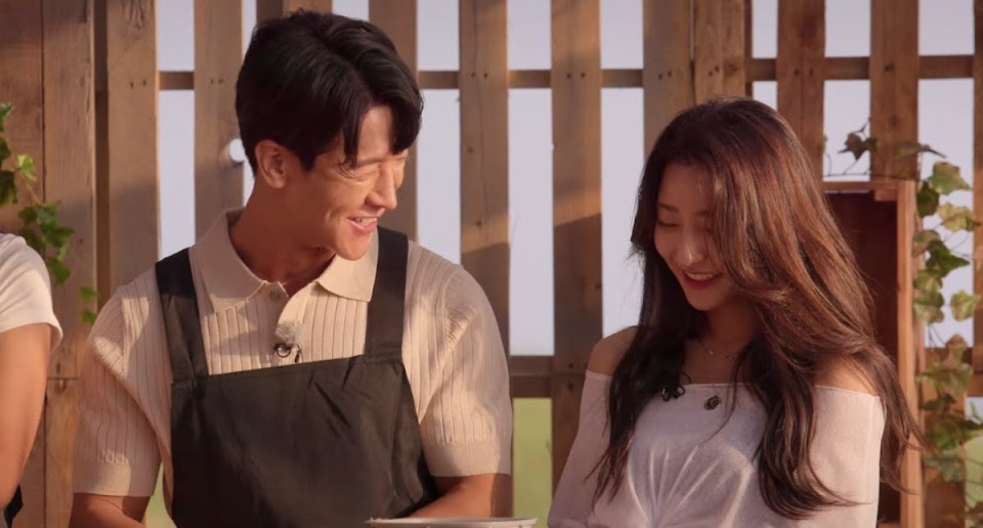 Kim Jun-sik and Ah Yea-won from 'Single's Inferno' wearing aprons and cooking.