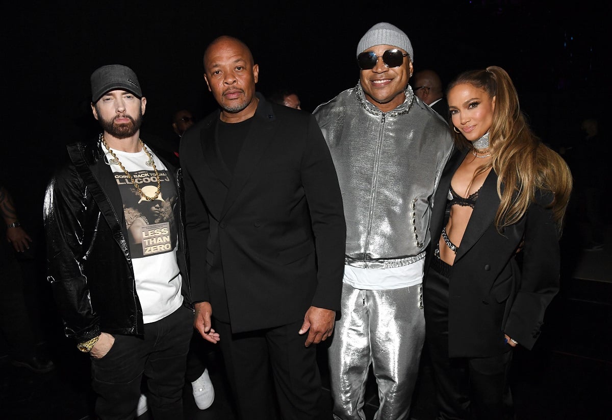 (LR) Eminem, Dr. Dre, LL Cool J y Jennifer Lopez posan entre bastidores durante la 36.ª Ceremonia Anual de Inducción al Salón de la Fama del Rock & Roll