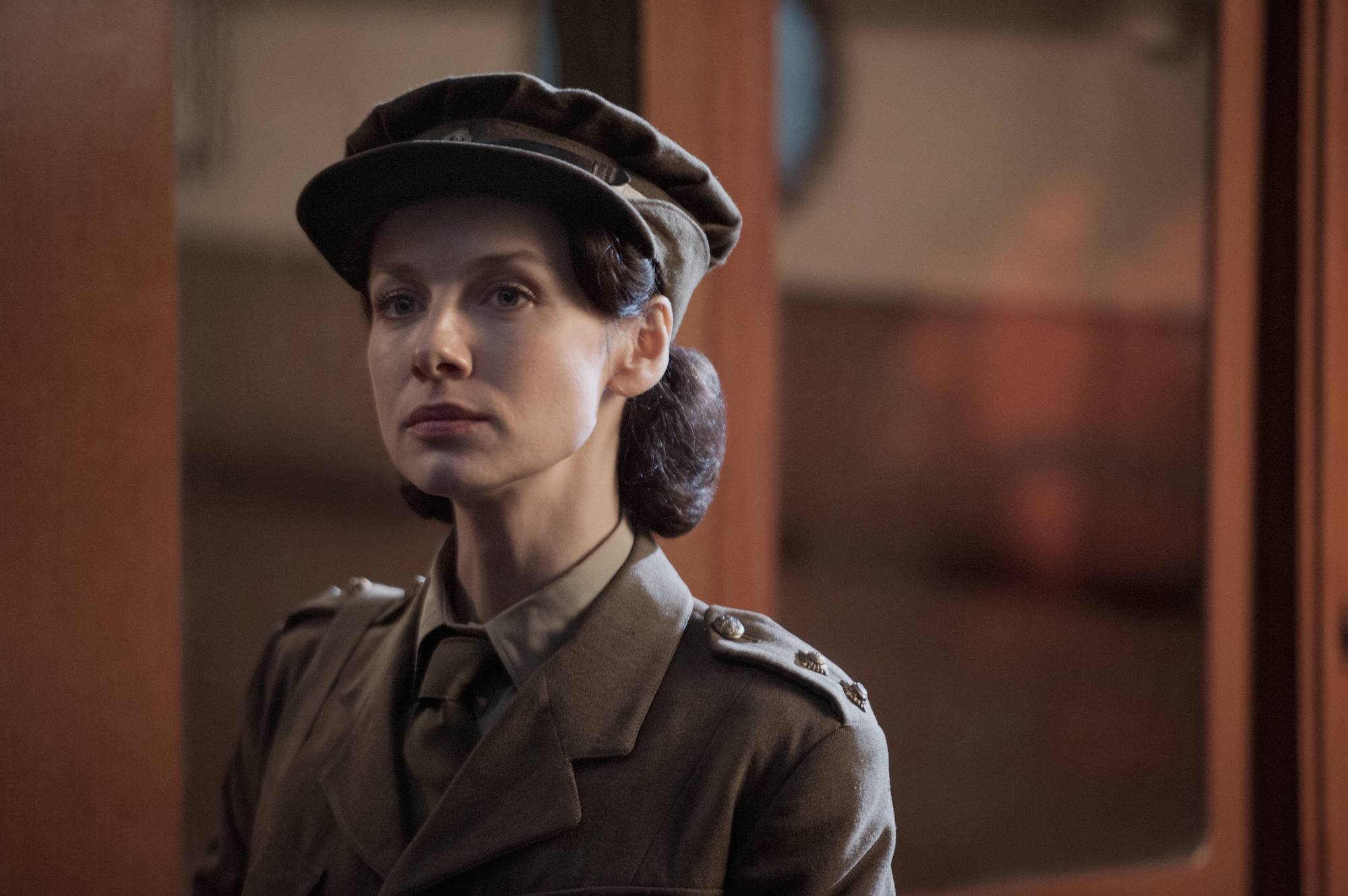 'Outlander' star Caitriona Balfe wears Claire Randall's WWII nurse uniform