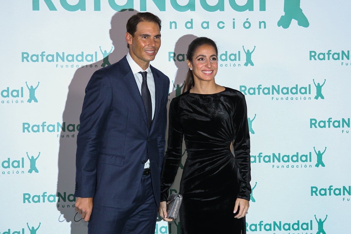 Rafael Nadal y su esposa Xisca Perelló posan en la alfombra antes de la cena de fundación
