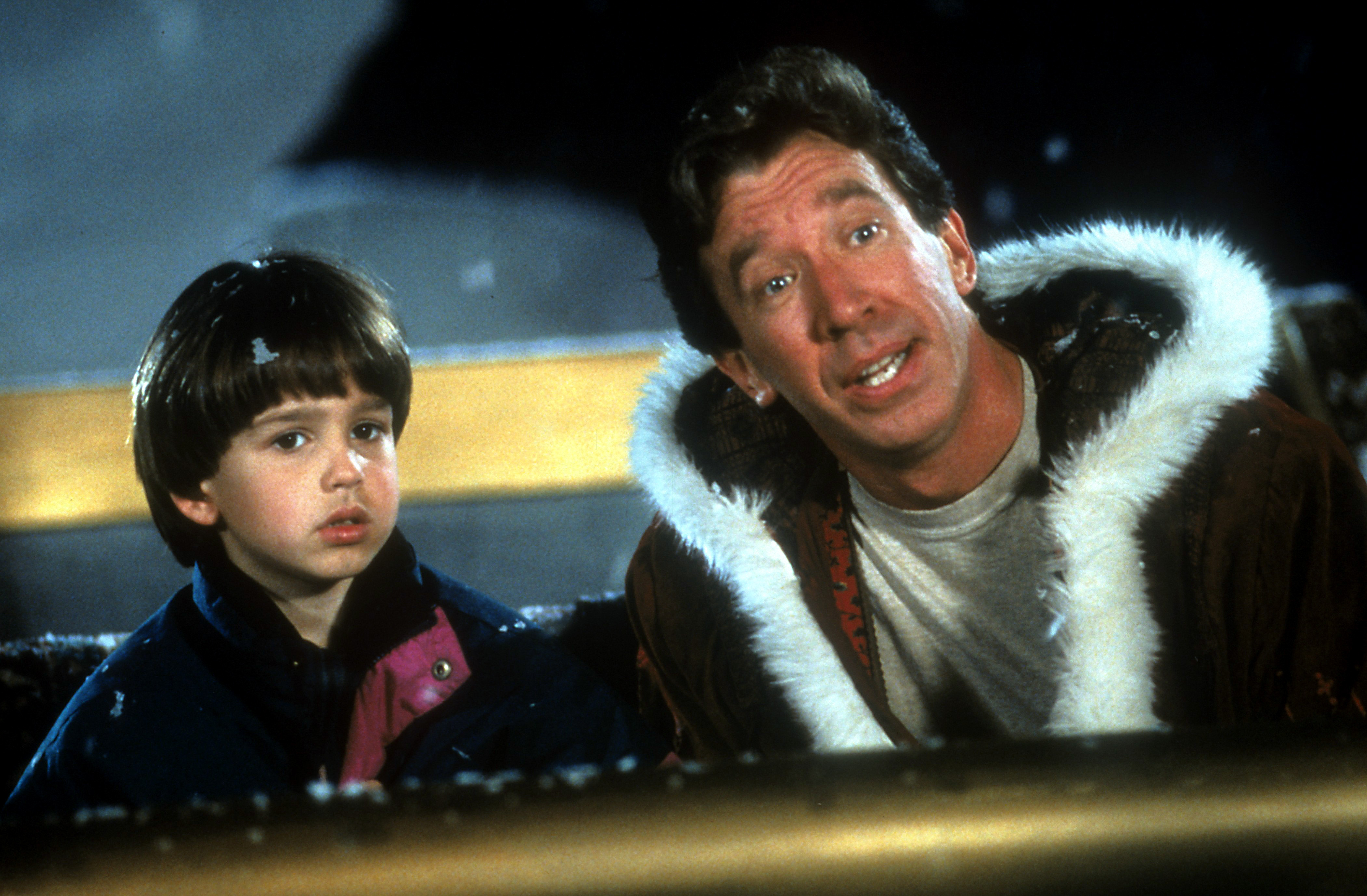 Tim Allen with a child in a scene from the film 'The Santa Clause'