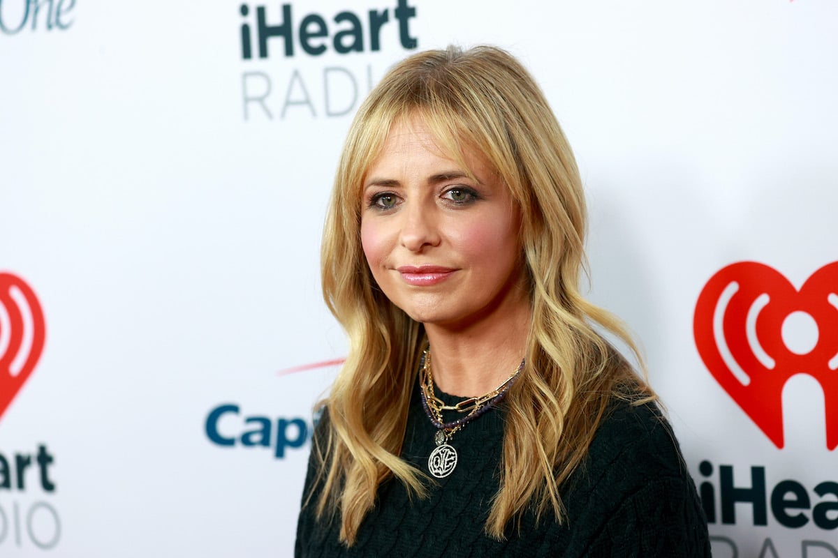 Sarah Michelle Gellar wears black and poses on the red carpet